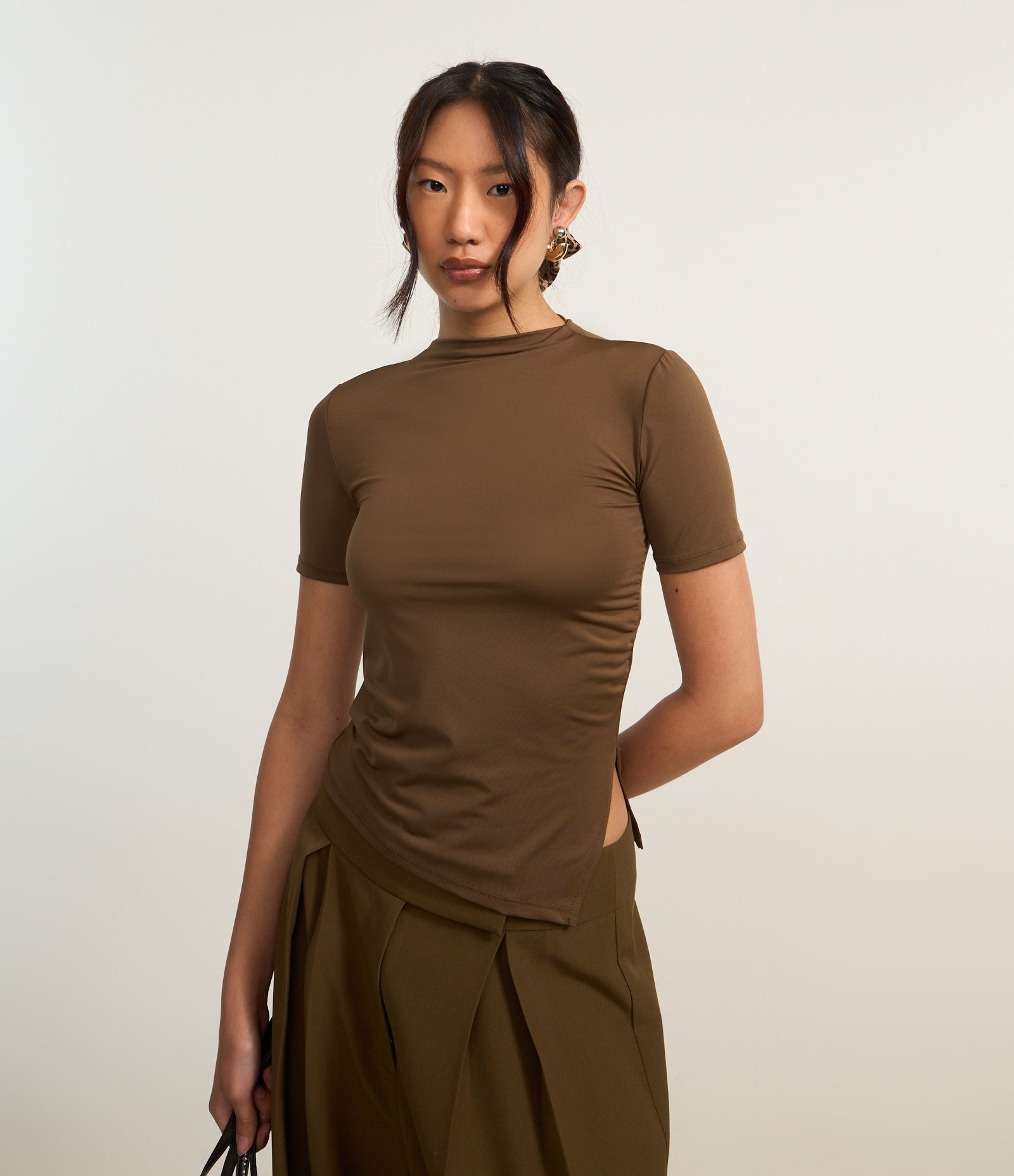 Blusa em Microfibra com Drapeado e Fenda na Barra Marrom 3