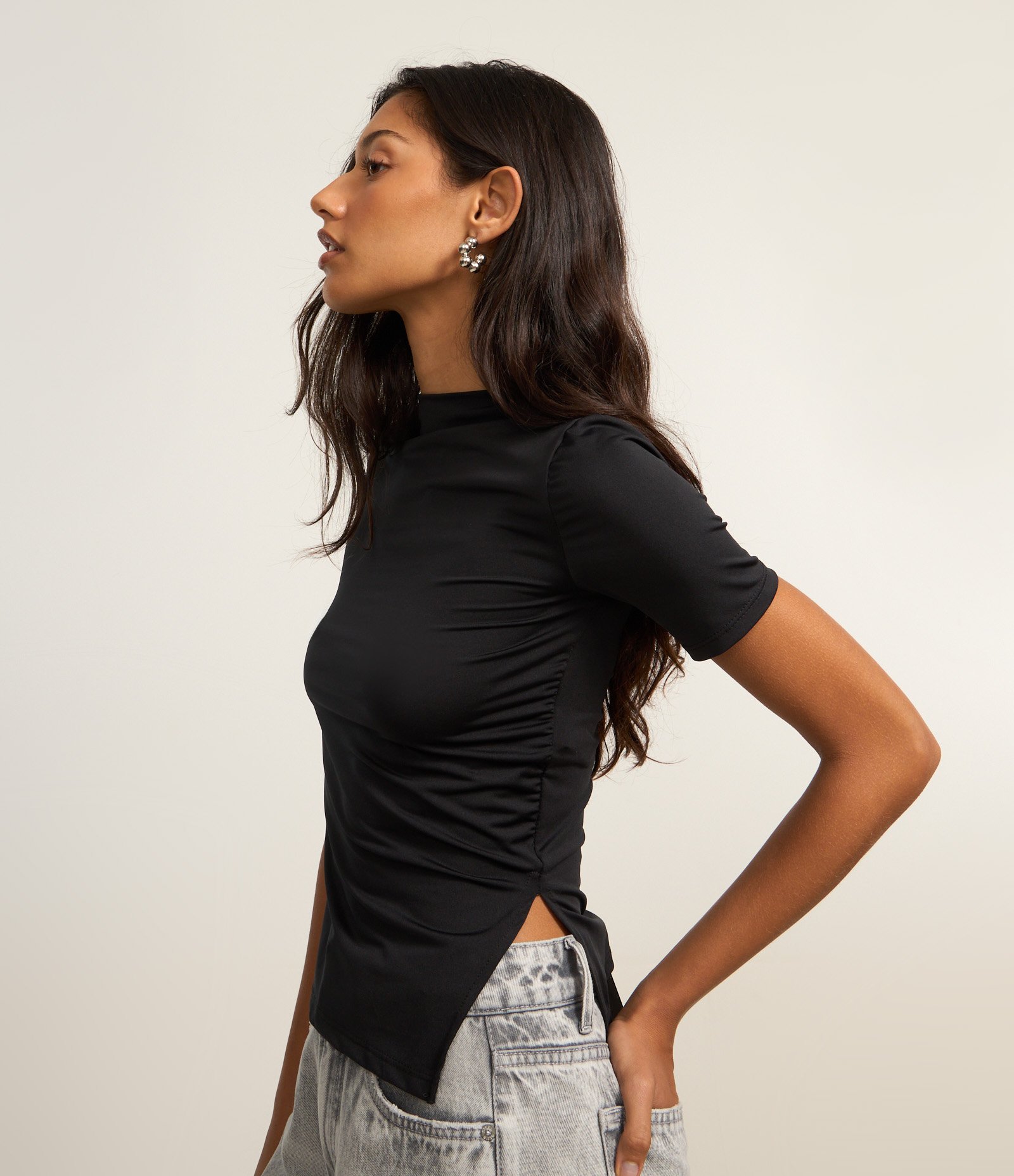 Blusa em Microfibra com Drapeado e Fenda na Barra Preto 1