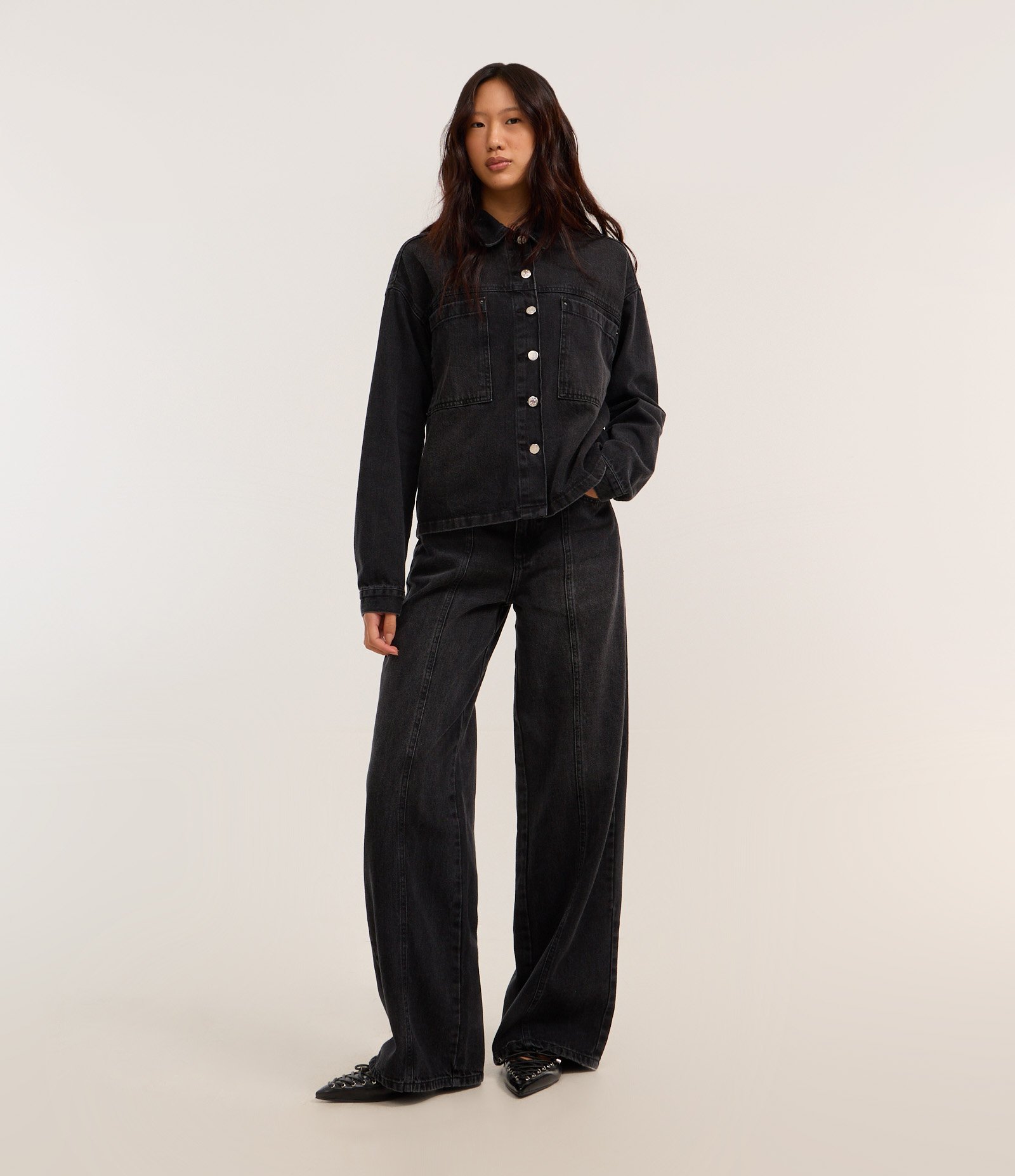 Calça Wide Leg em Jeans com Recorte e Cinto com Fivela Preto 1