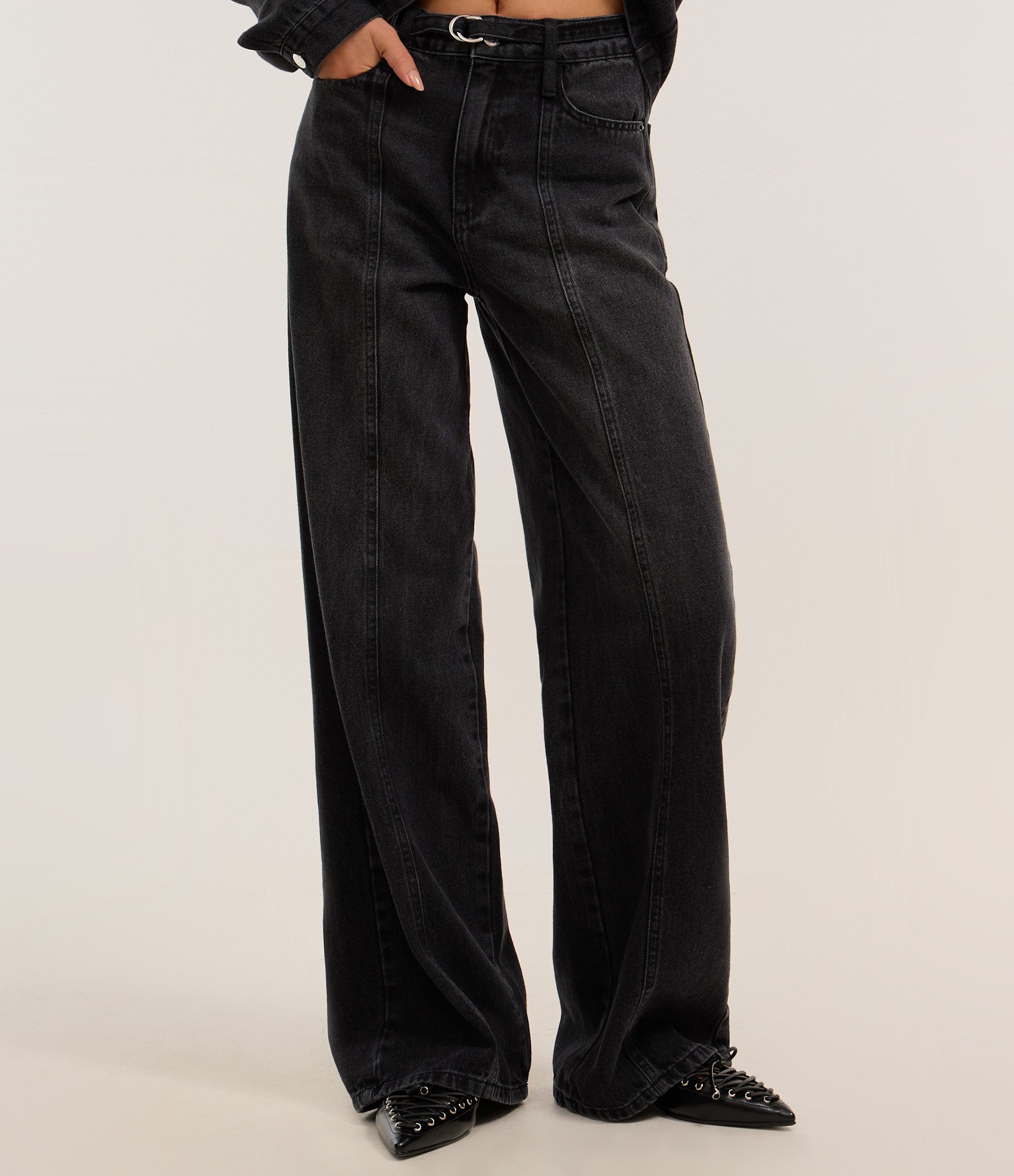 Calça Wide Leg em Jeans com Recorte e Cinto com Fivela Preto 2