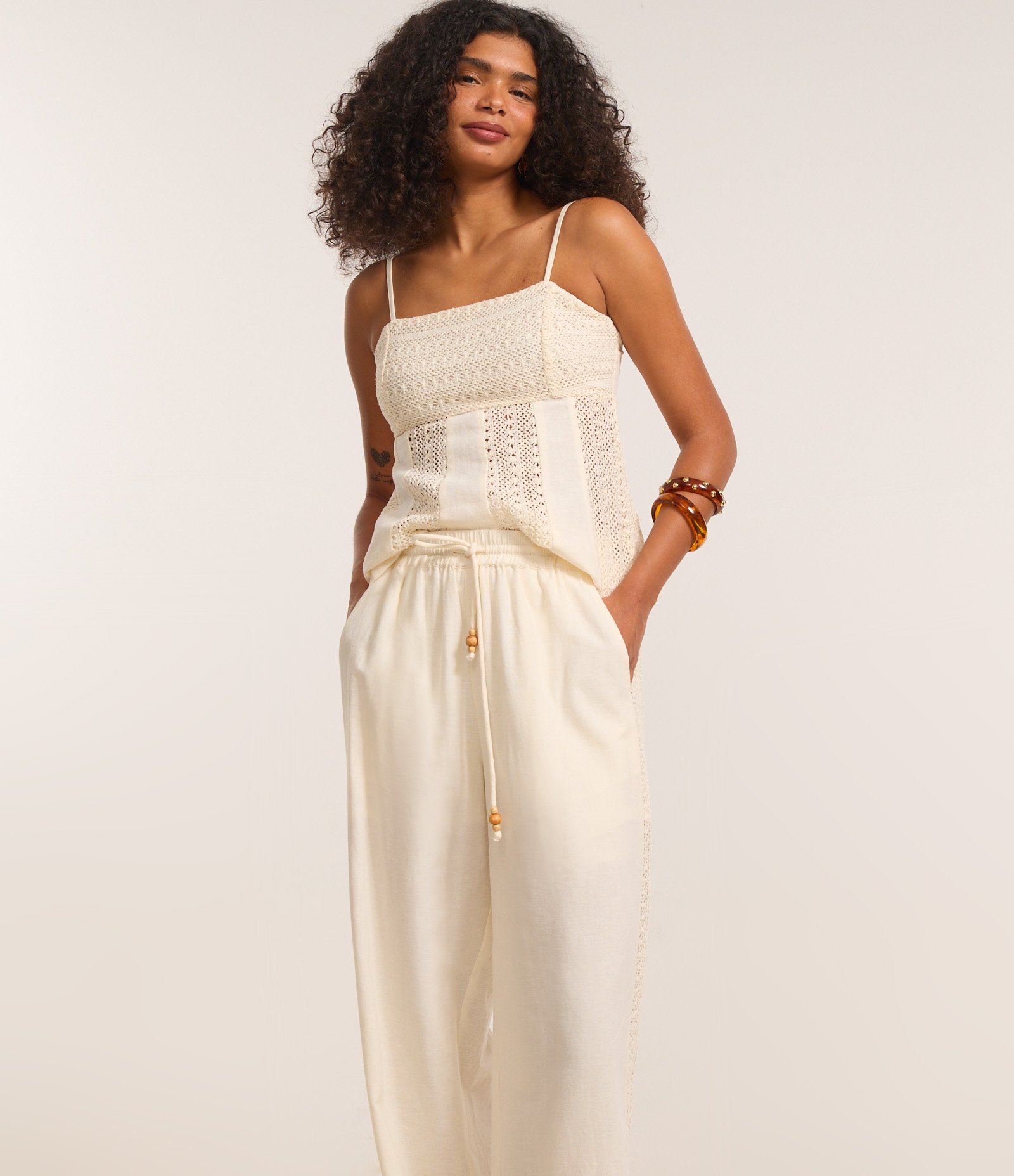 Calça Reta com Linho e Faixa Texturizada na Lateral e Amarração com Cascalhos Bege 2