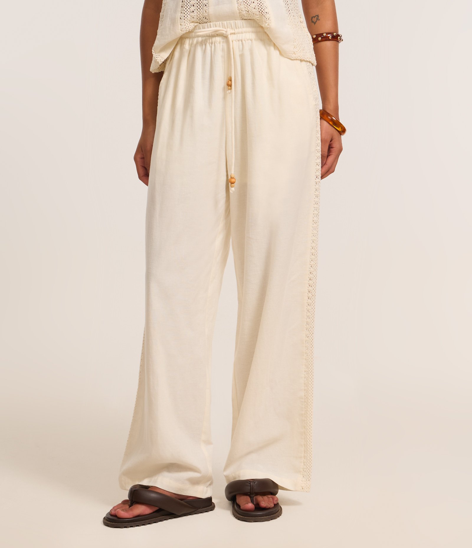 Calça Reta com Linho e Faixa Texturizada na Lateral e Amarração com Cascalhos Bege 3