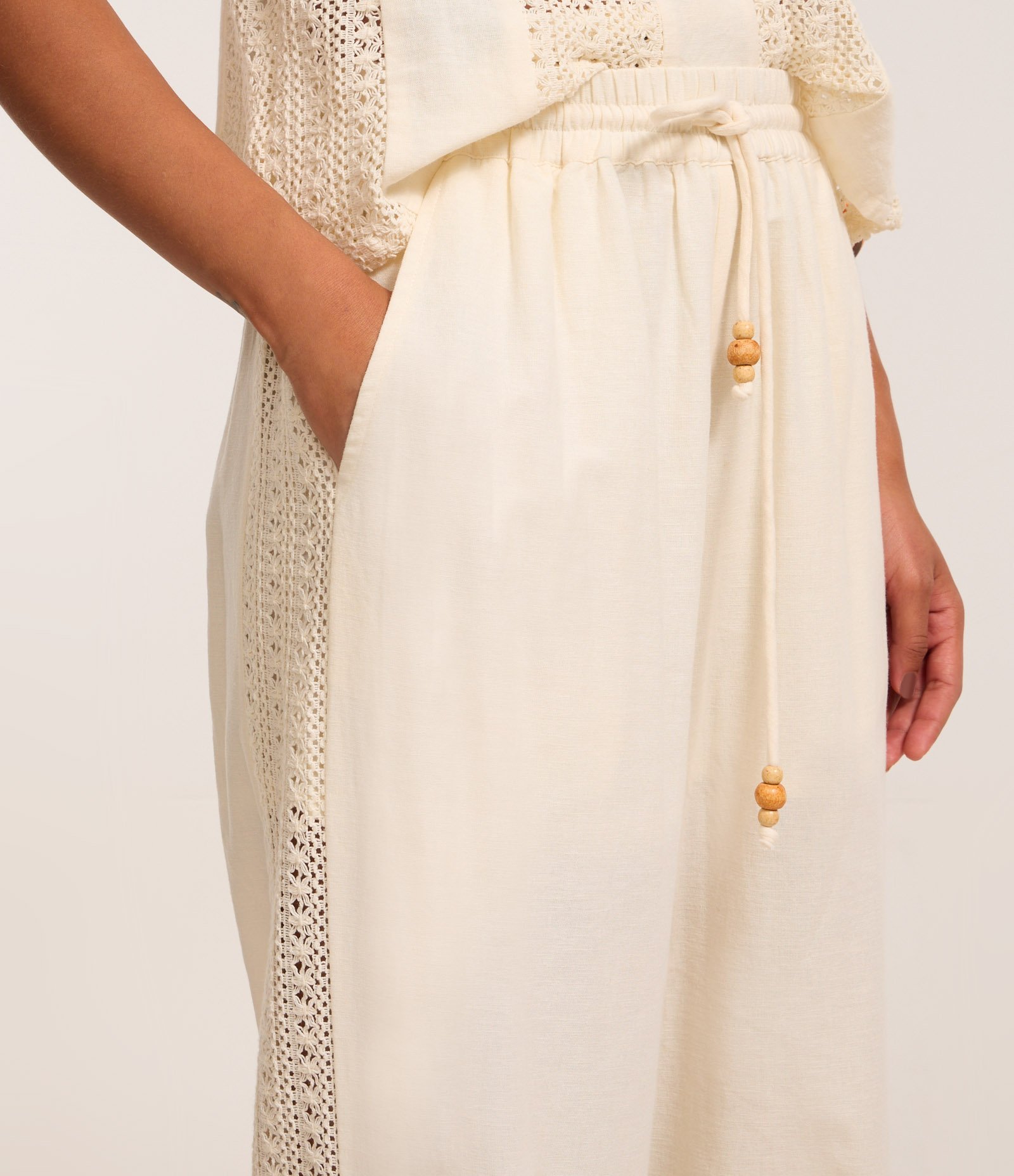 Calça Reta com Linho e Faixa Texturizada na Lateral e Amarração com Cascalhos Bege 4