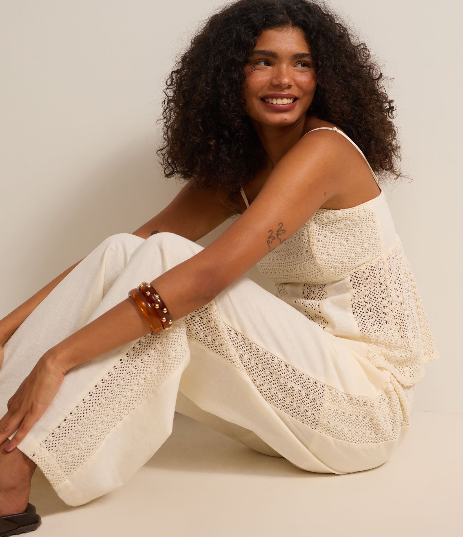 Calça Reta com Linho e Faixa Texturizada na Lateral e Amarração com Cascalhos Bege 5