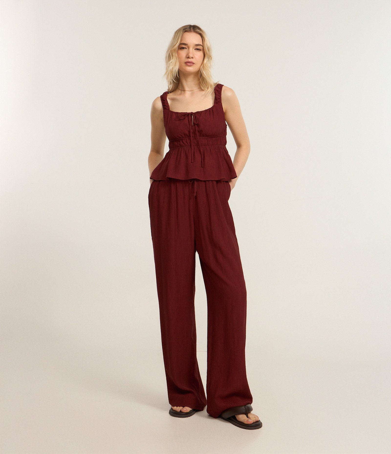 Calça Reta em Viscose Texturizada com Amarração na Cintura Marrom 1