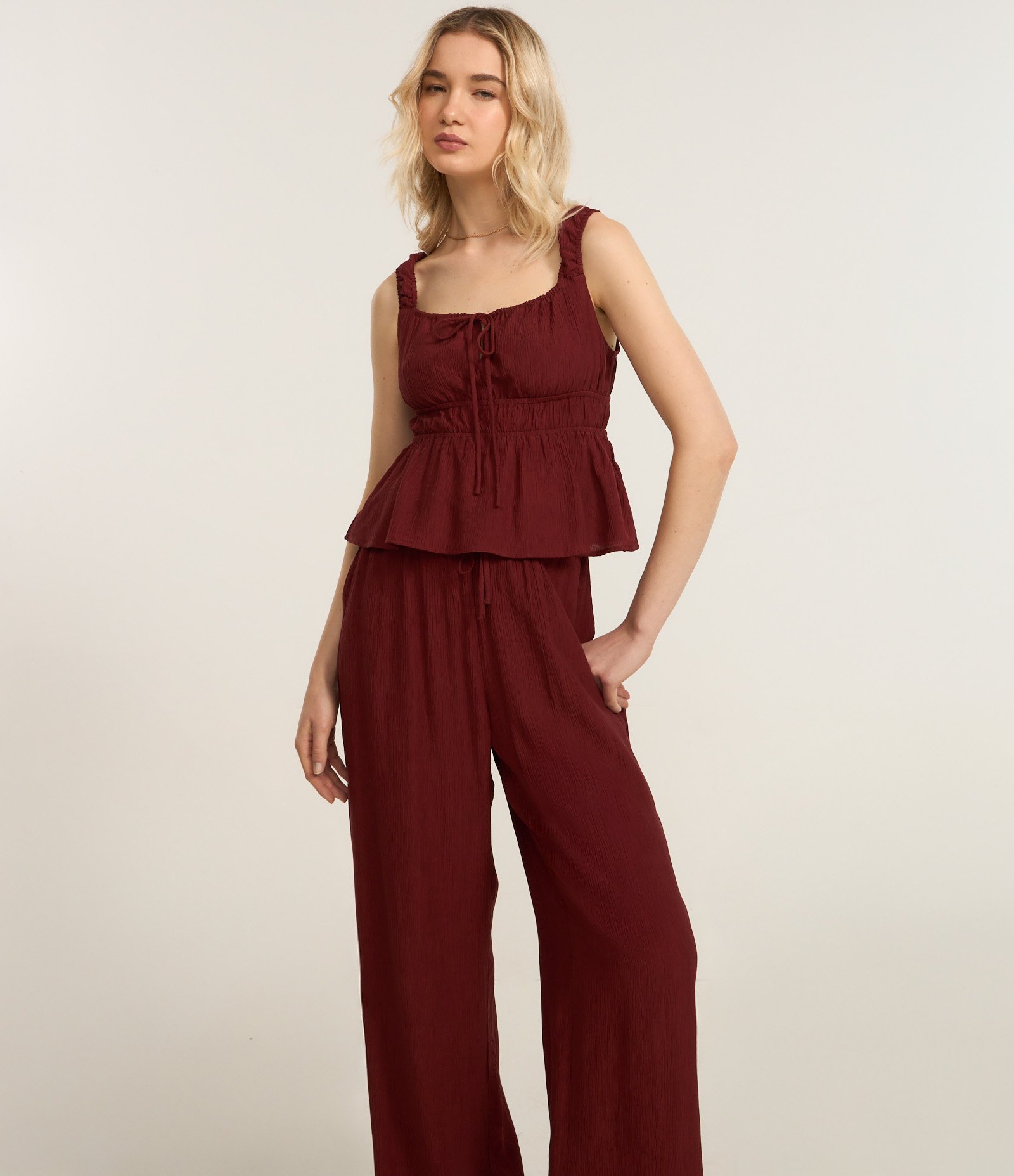 Calça Reta em Viscose Texturizada com Amarração na Cintura Marrom 2