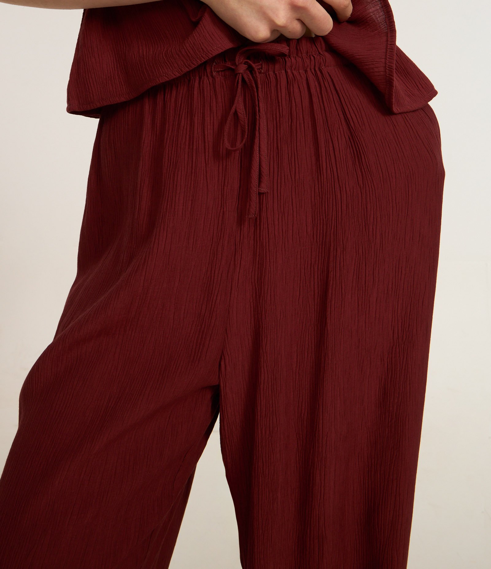 Calça Reta em Viscose Texturizada com Amarração na Cintura Marrom 4