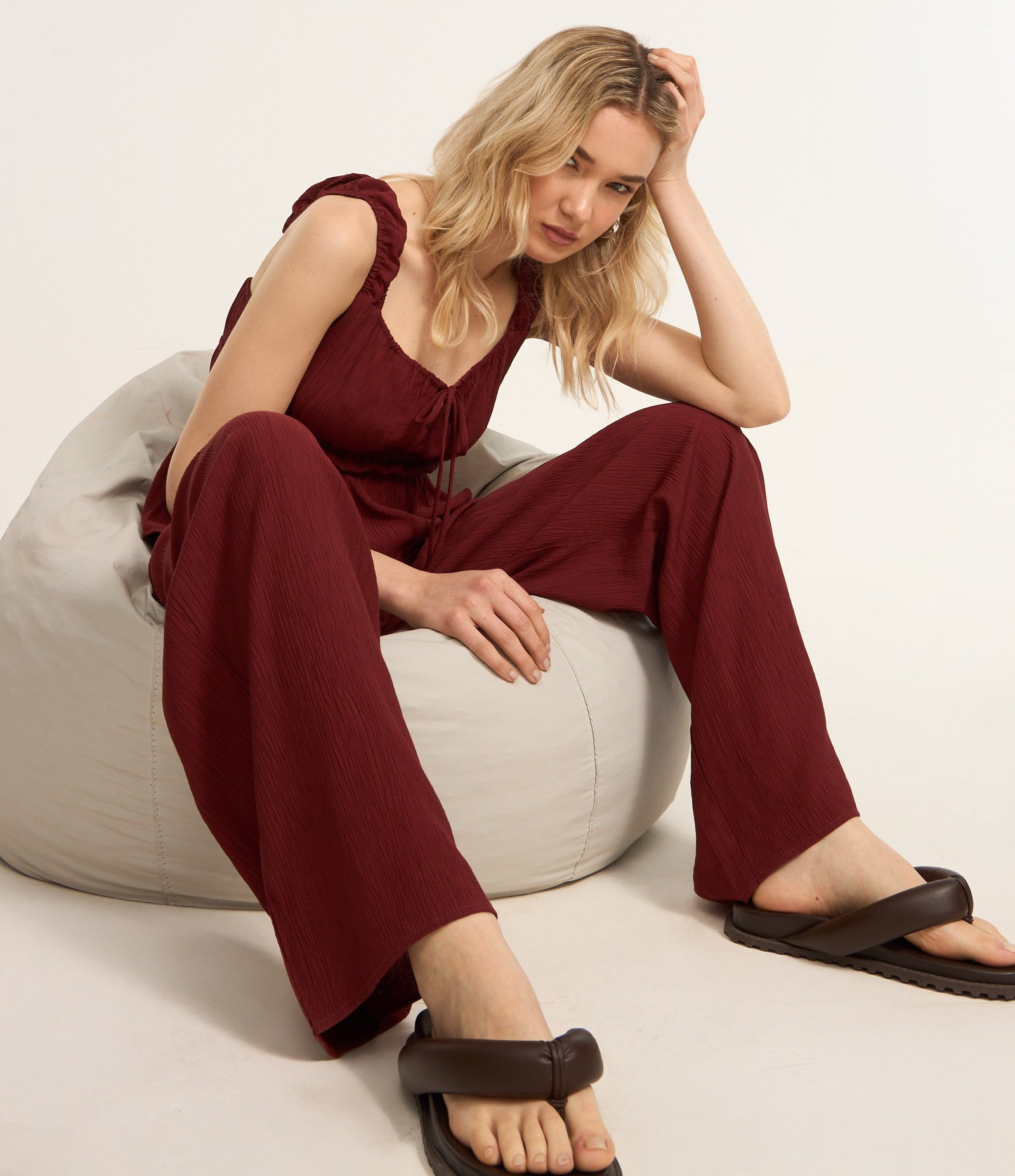 Calça Reta em Viscose Texturizada com Amarração na Cintura Marrom 5