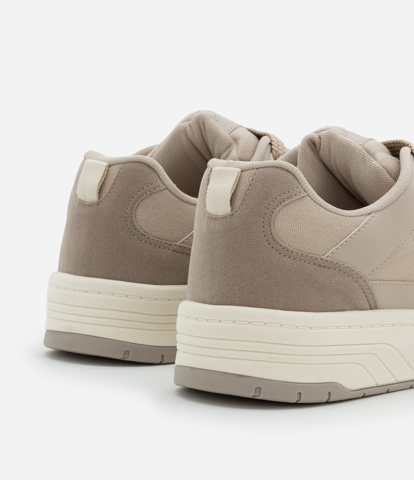 Tênis Sintético com Cadarço e Recortes Bege 5