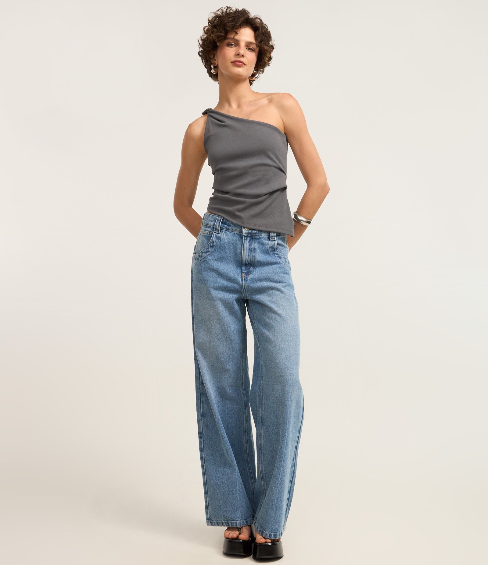 Blusa em Ribana com Um Ombro só e Torcidinho no Ombro Cinza 2