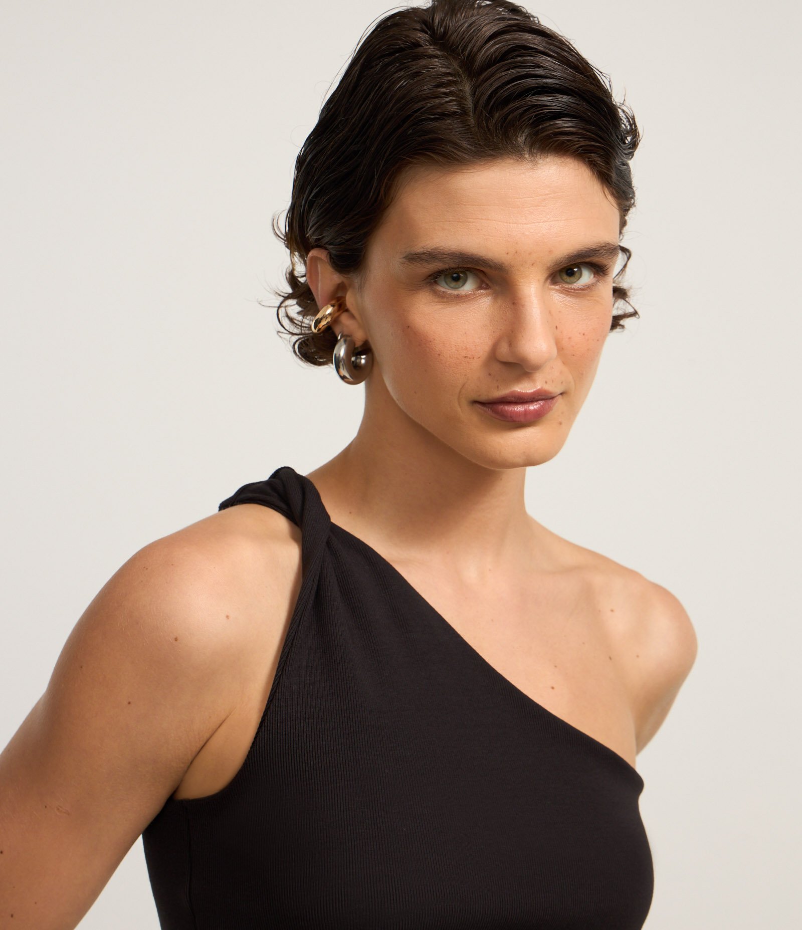 Blusa em Ribana com Ombro Só e Barra Assimétrica Preto 1