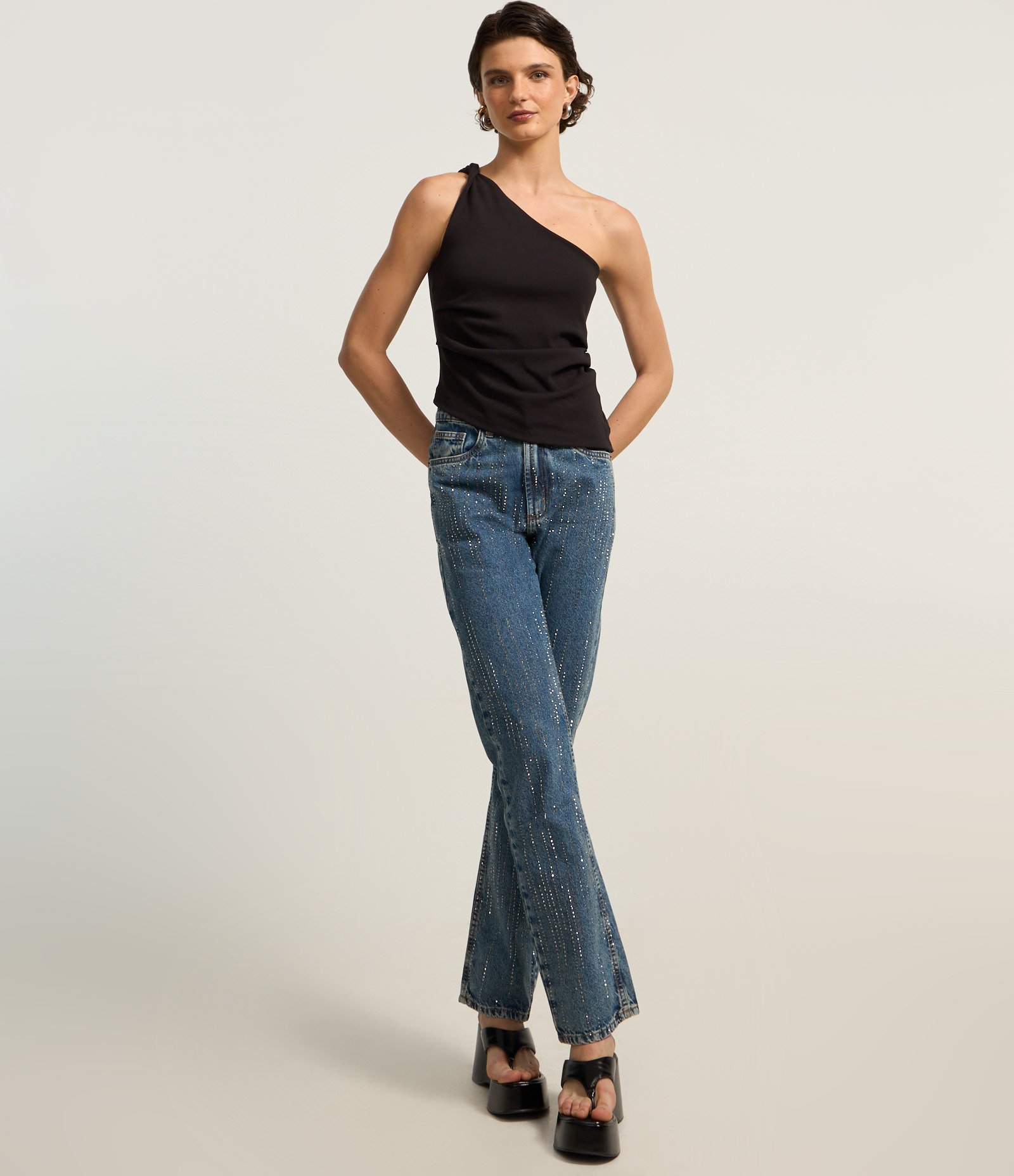 Blusa em Ribana com Ombro Só e Barra Assimétrica Preto 2