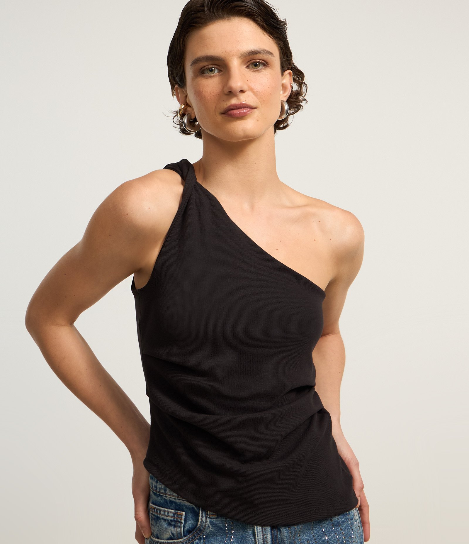 Blusa em Ribana com Ombro Só e Barra Assimétrica Preto 3