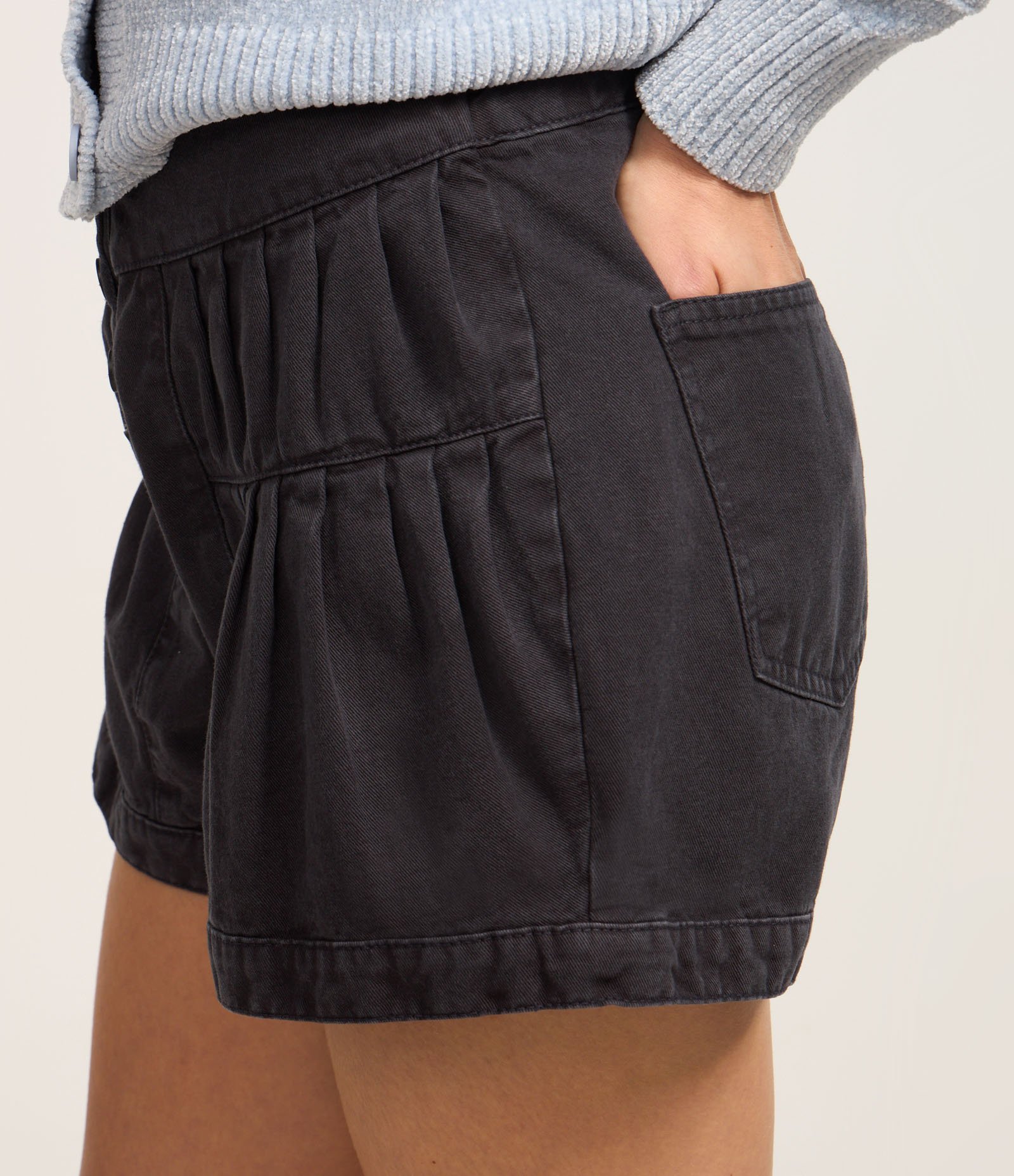 Short em Sarja com Tingimento Cationizado e Pregas em Camadas Preto 4