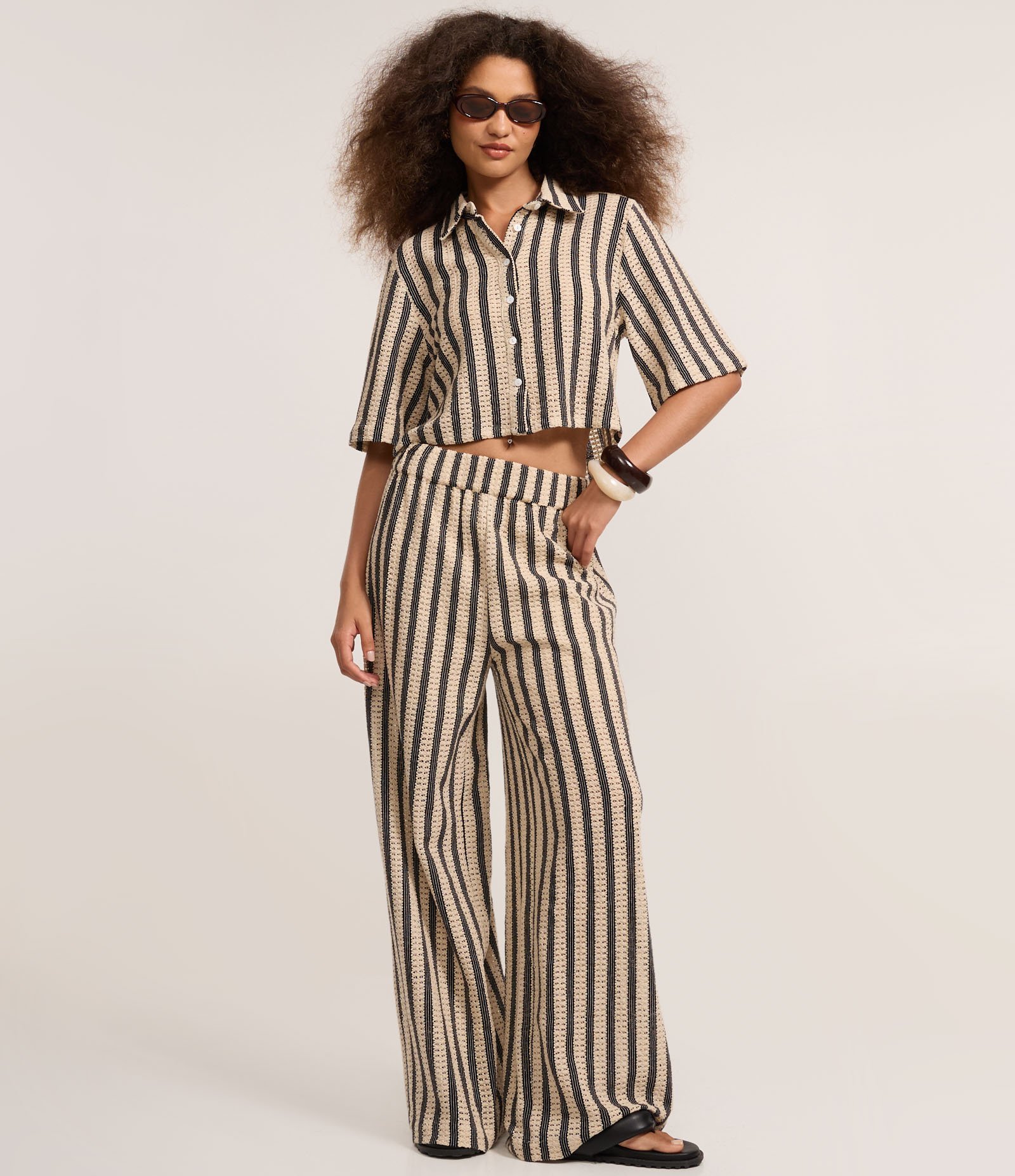 Camisa Curta com Textura e Listras Marrom/Bege 2