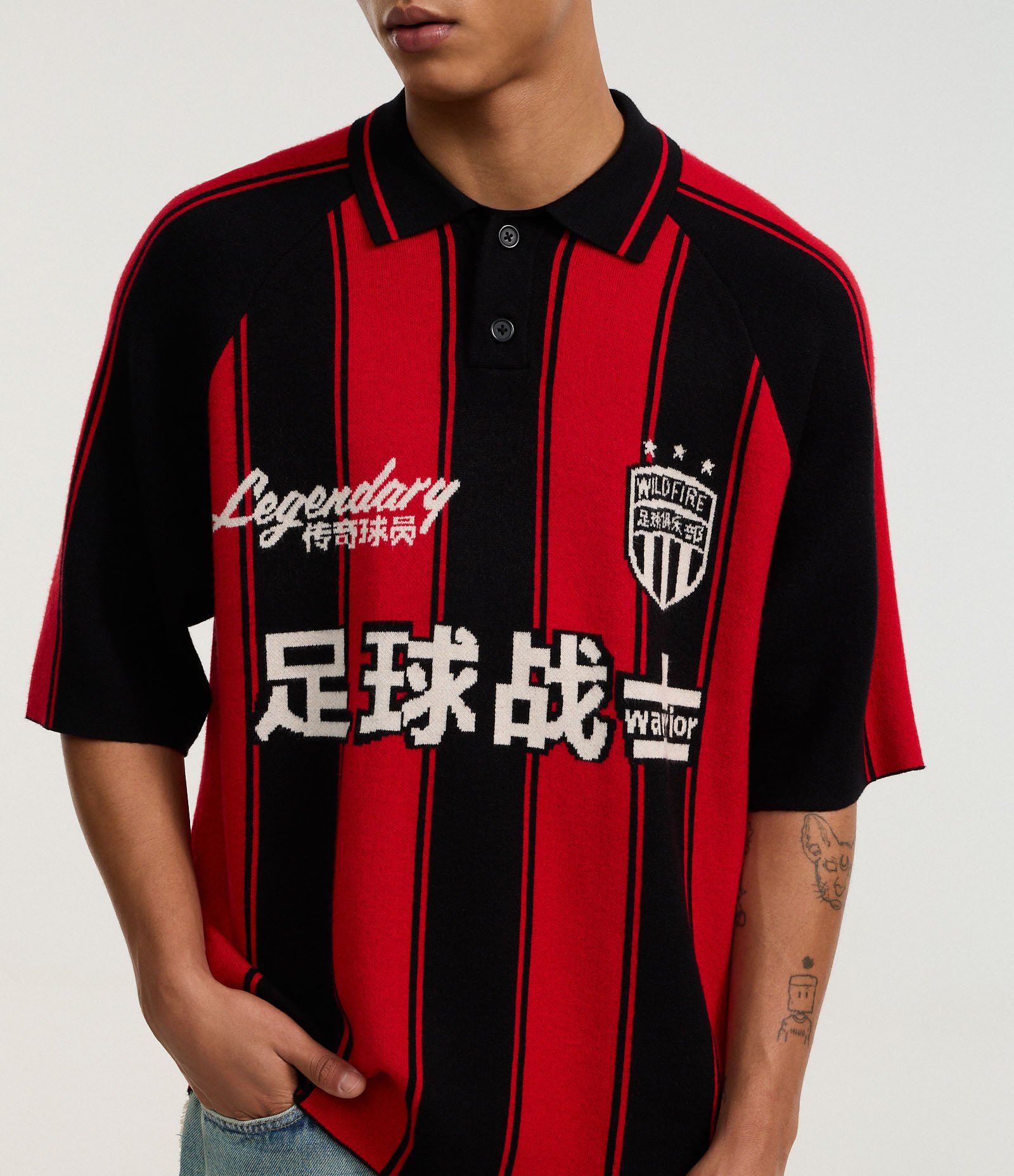 Camisa Polo Boxy Sportcore em Tricô com Estampa Listrada e Lettering Vermelho/Preto 3