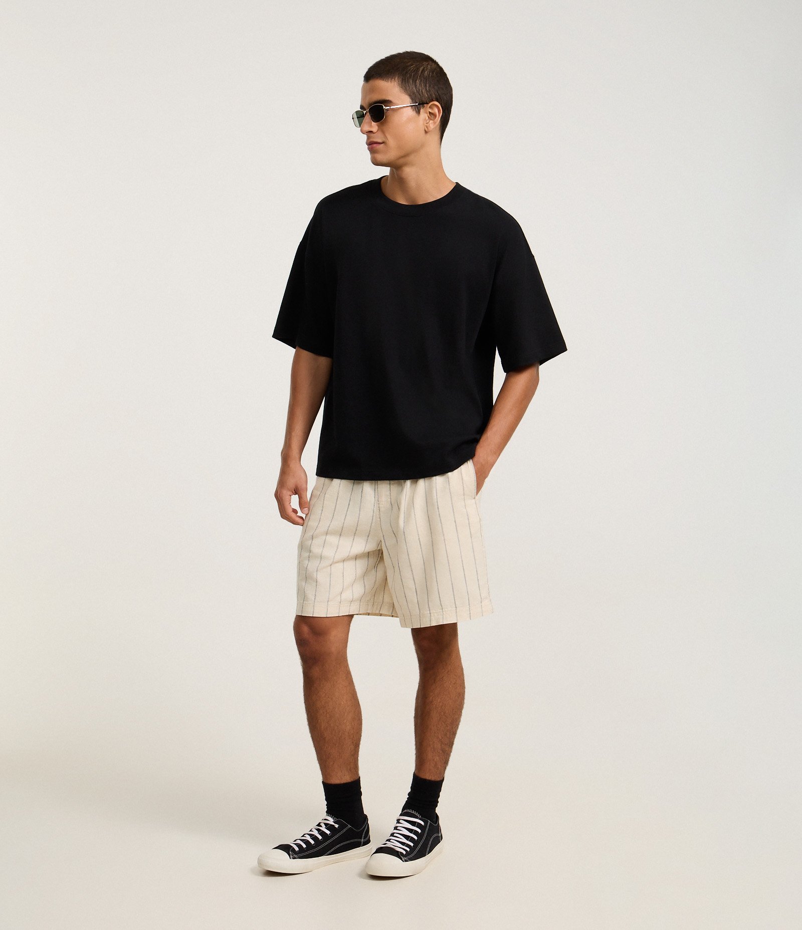 Bermuda em Tricoline com Estampa de Listras Rústicas Bege 1