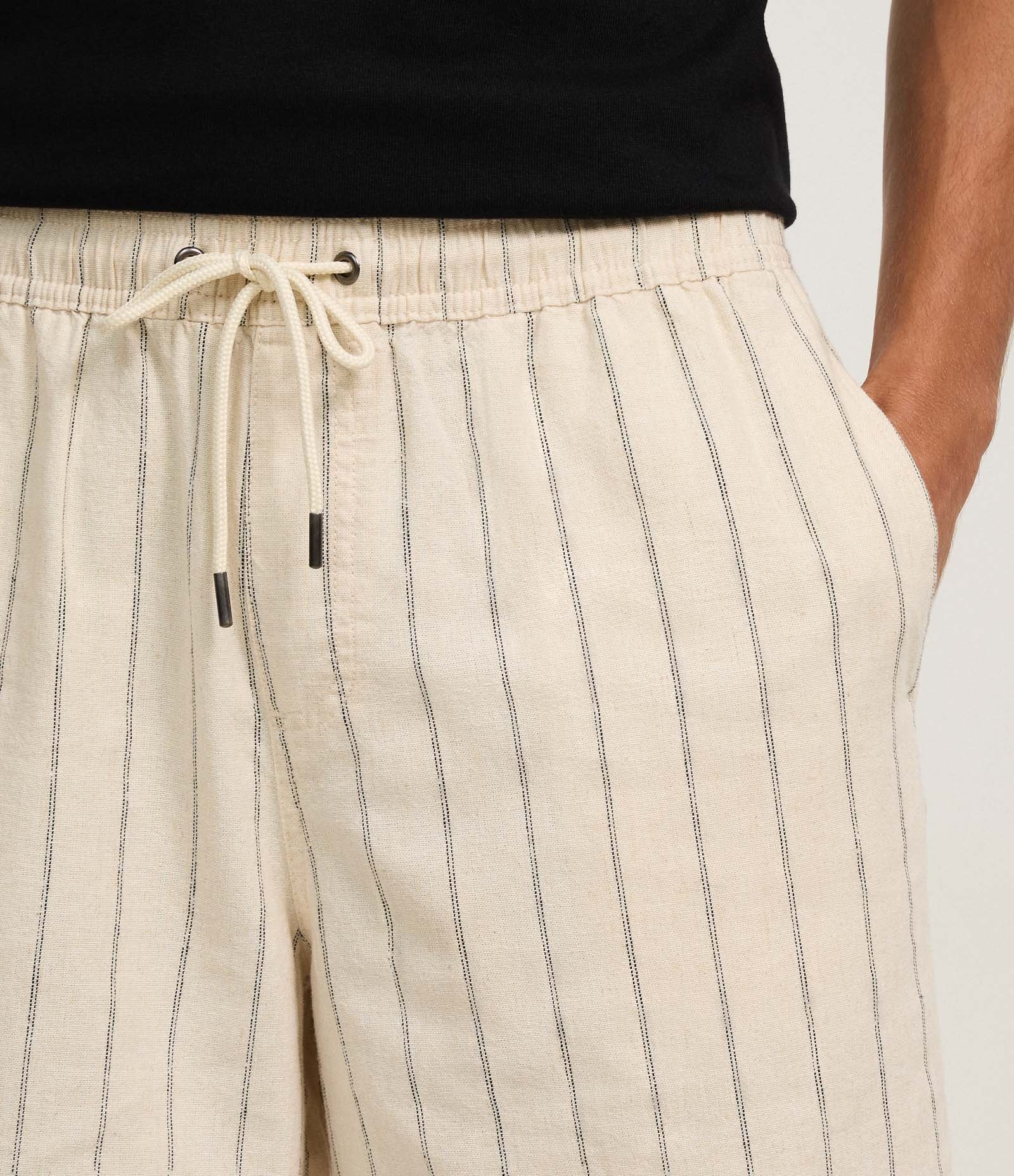 Bermuda em Tricoline com Estampa de Listras Rústicas Bege 3