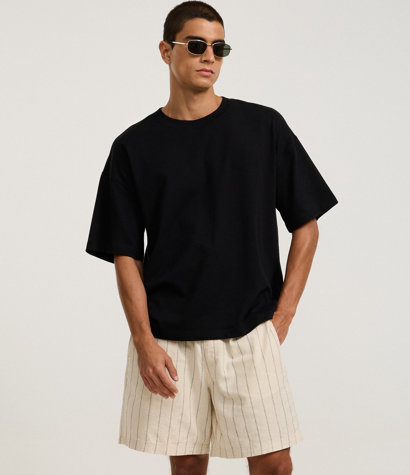 Bermuda em Tricoline com Estampa de Listras Rústicas Bege 4