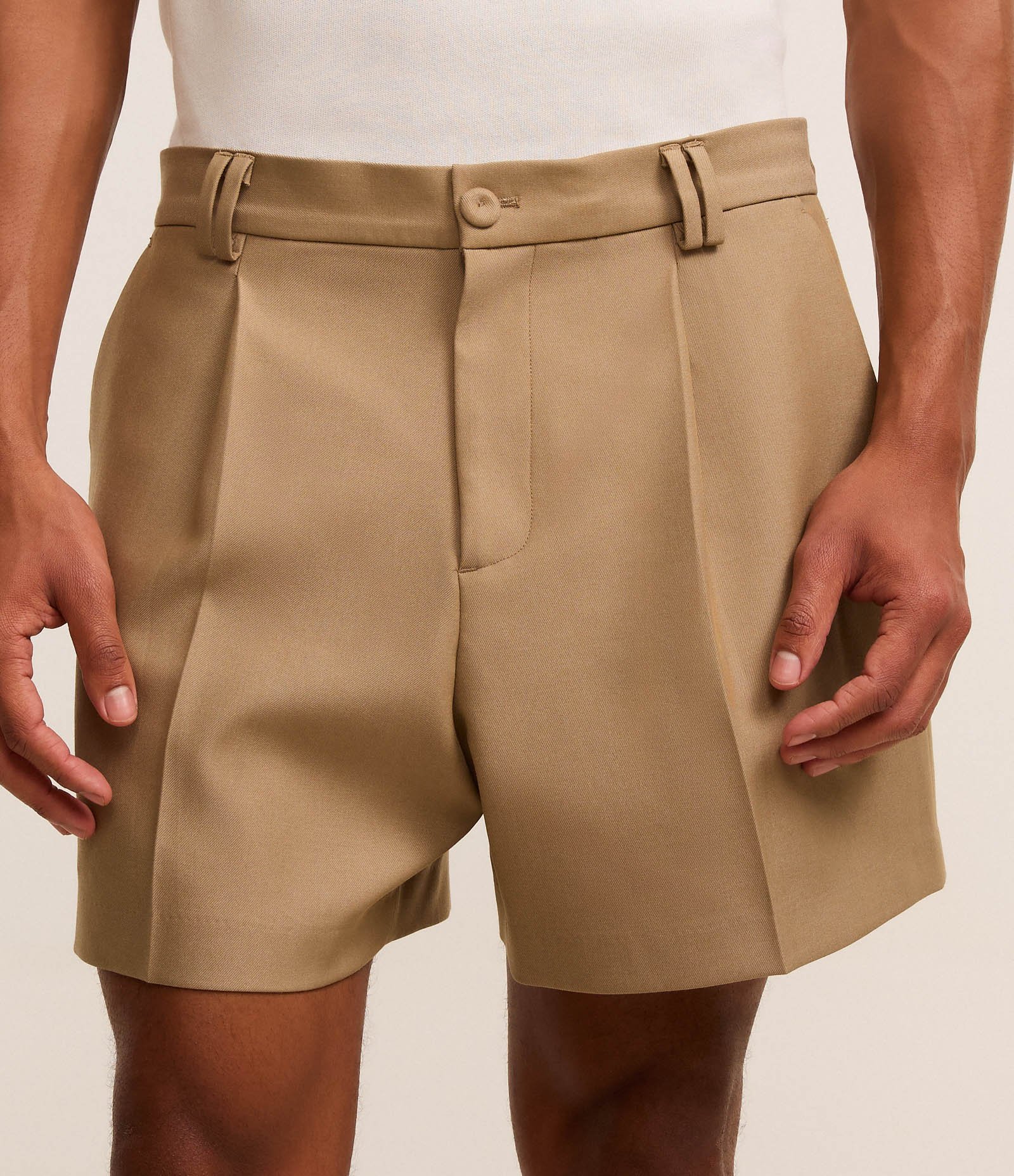 Bermuda em Sarja Alfaiatada com Pregas Bege 2