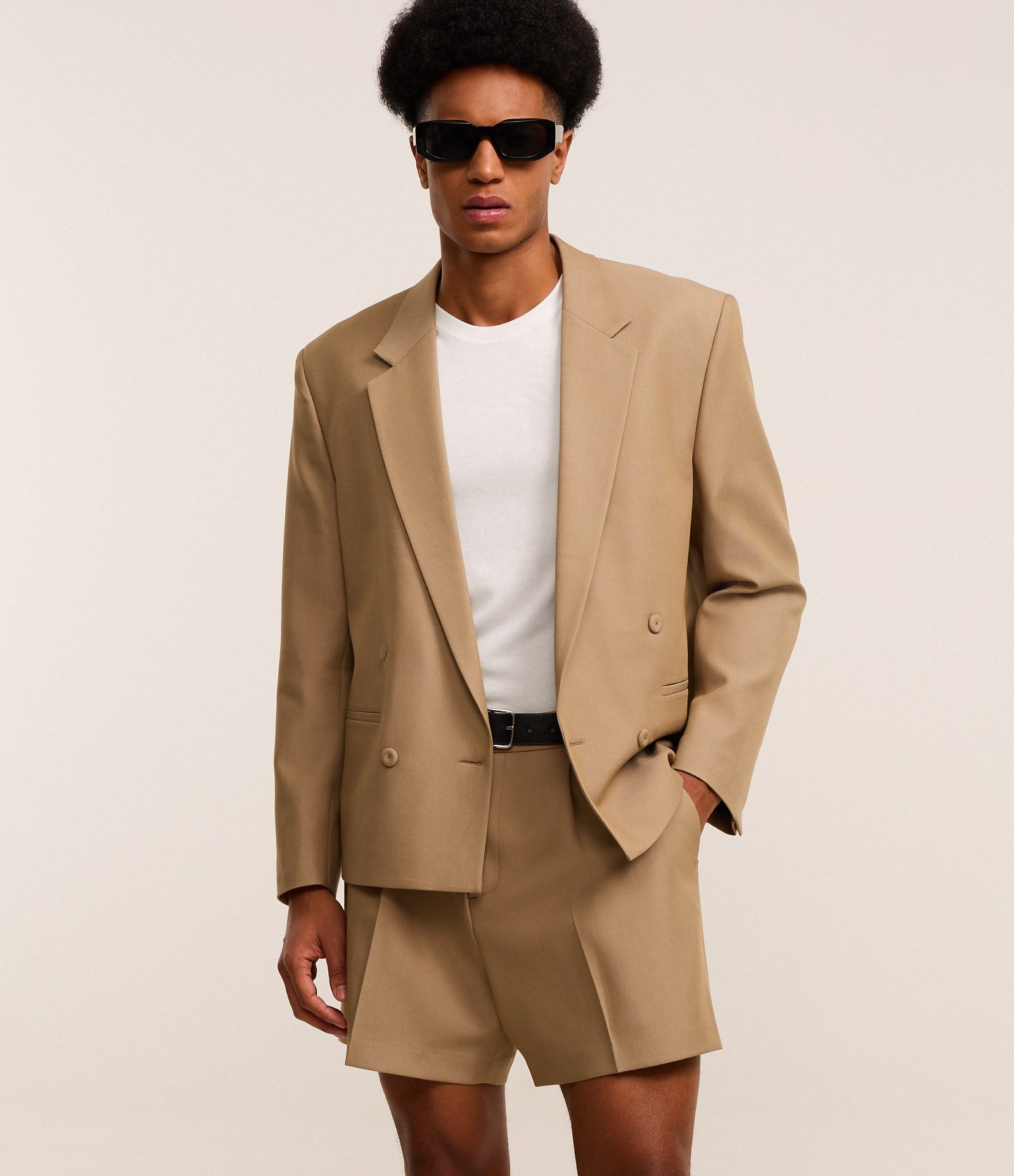 Bermuda em Sarja Alfaiatada com Pregas Bege 3