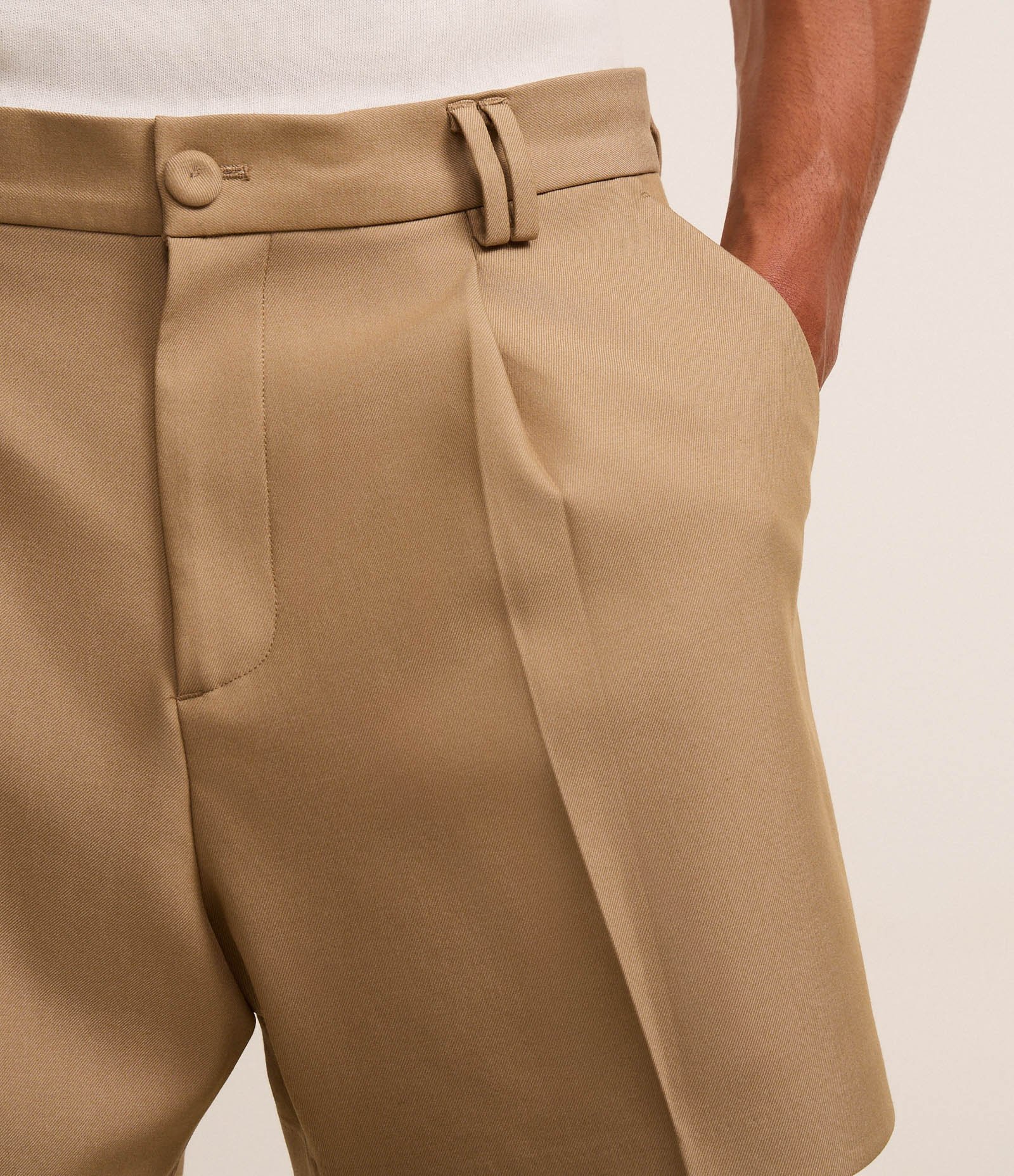 Bermuda em Sarja Alfaiatada com Pregas Bege 4