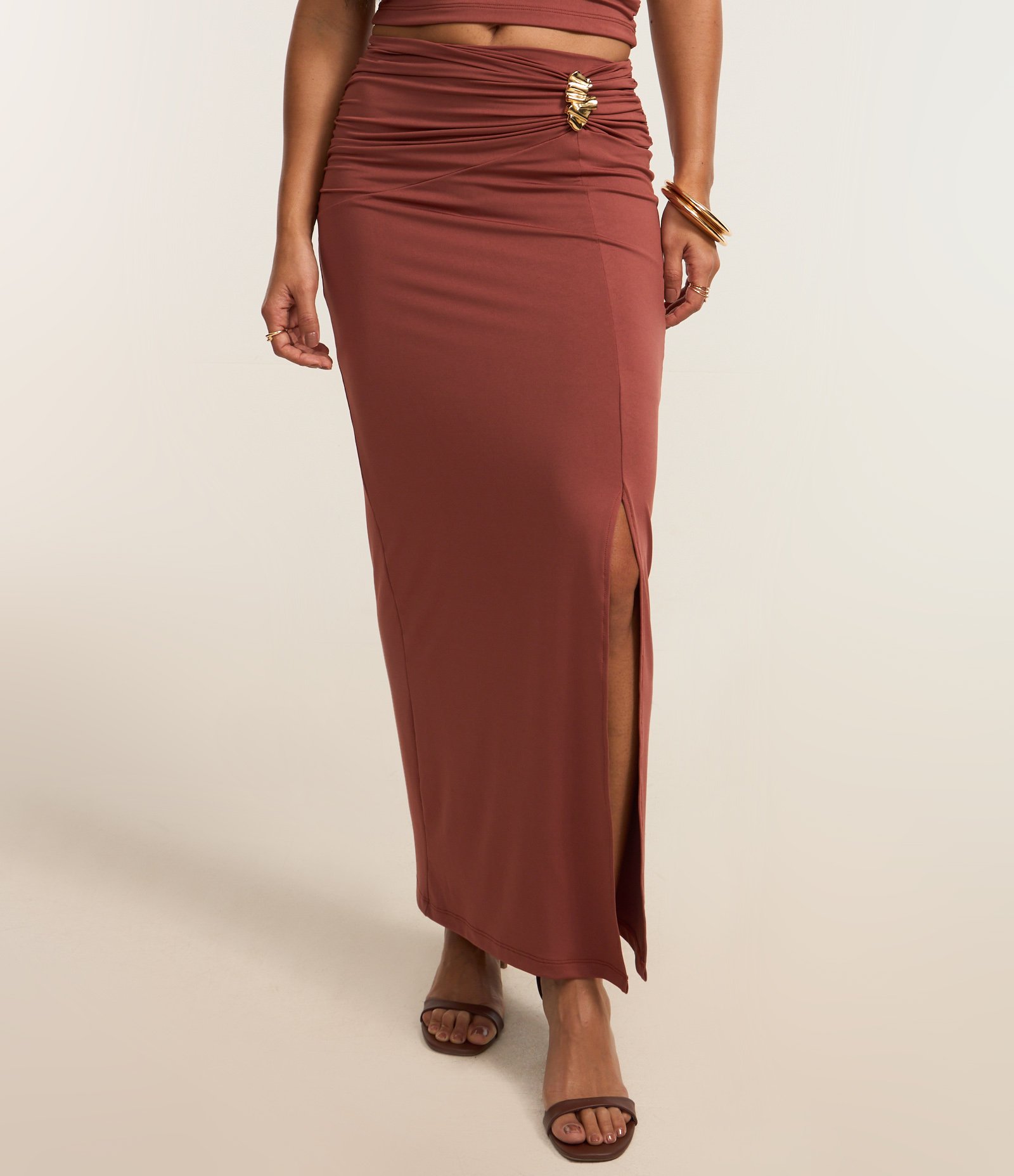 Saia New Midi com Aviamento Frontal e Fenda Marrom 3