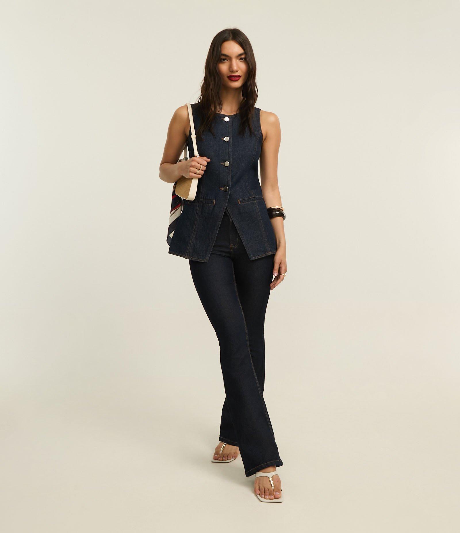 Colete Alongado em Jeans Cinturado com Botões Escuro 2