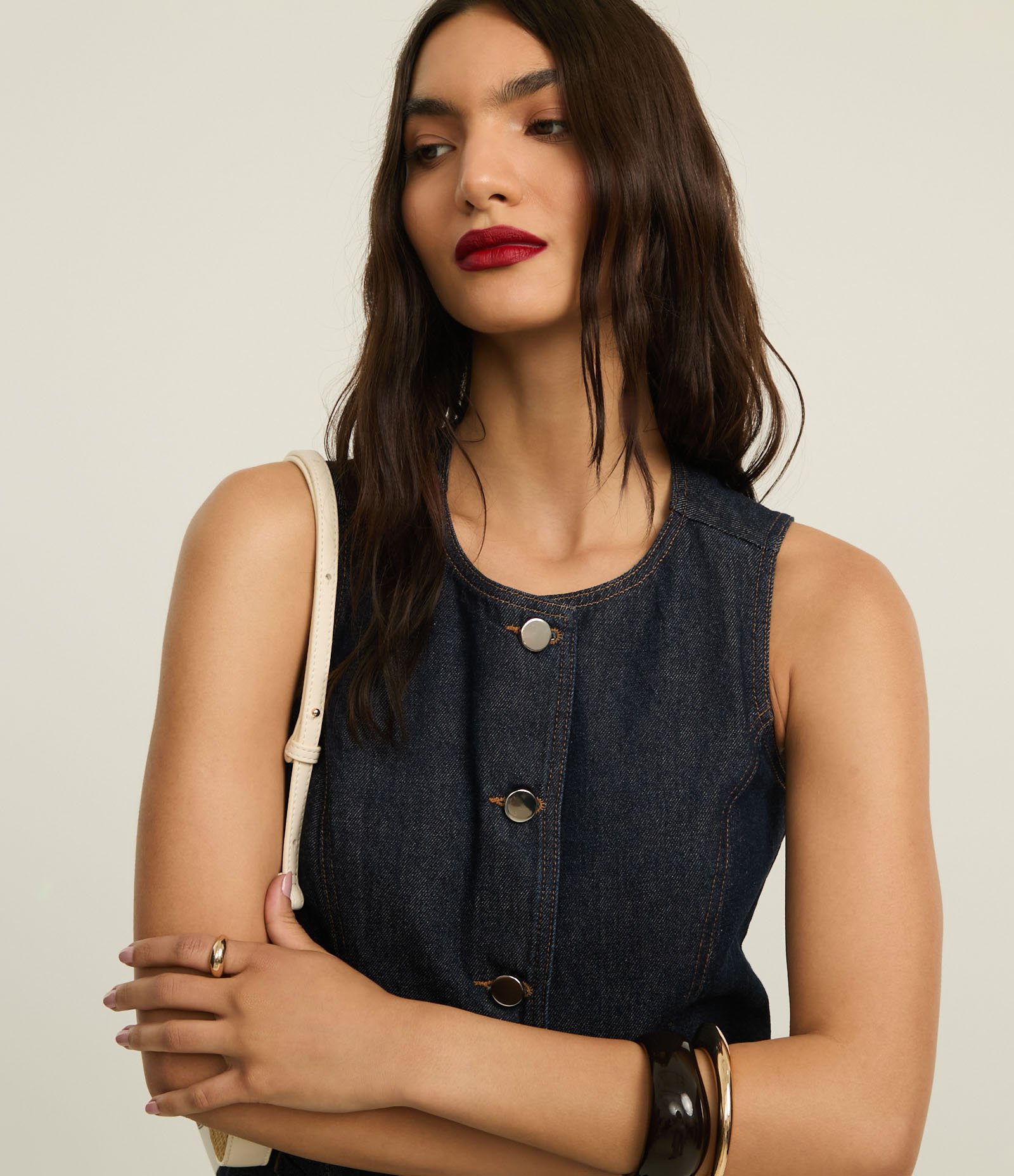 Colete Alongado em Jeans Cinturado com Botões Escuro 4