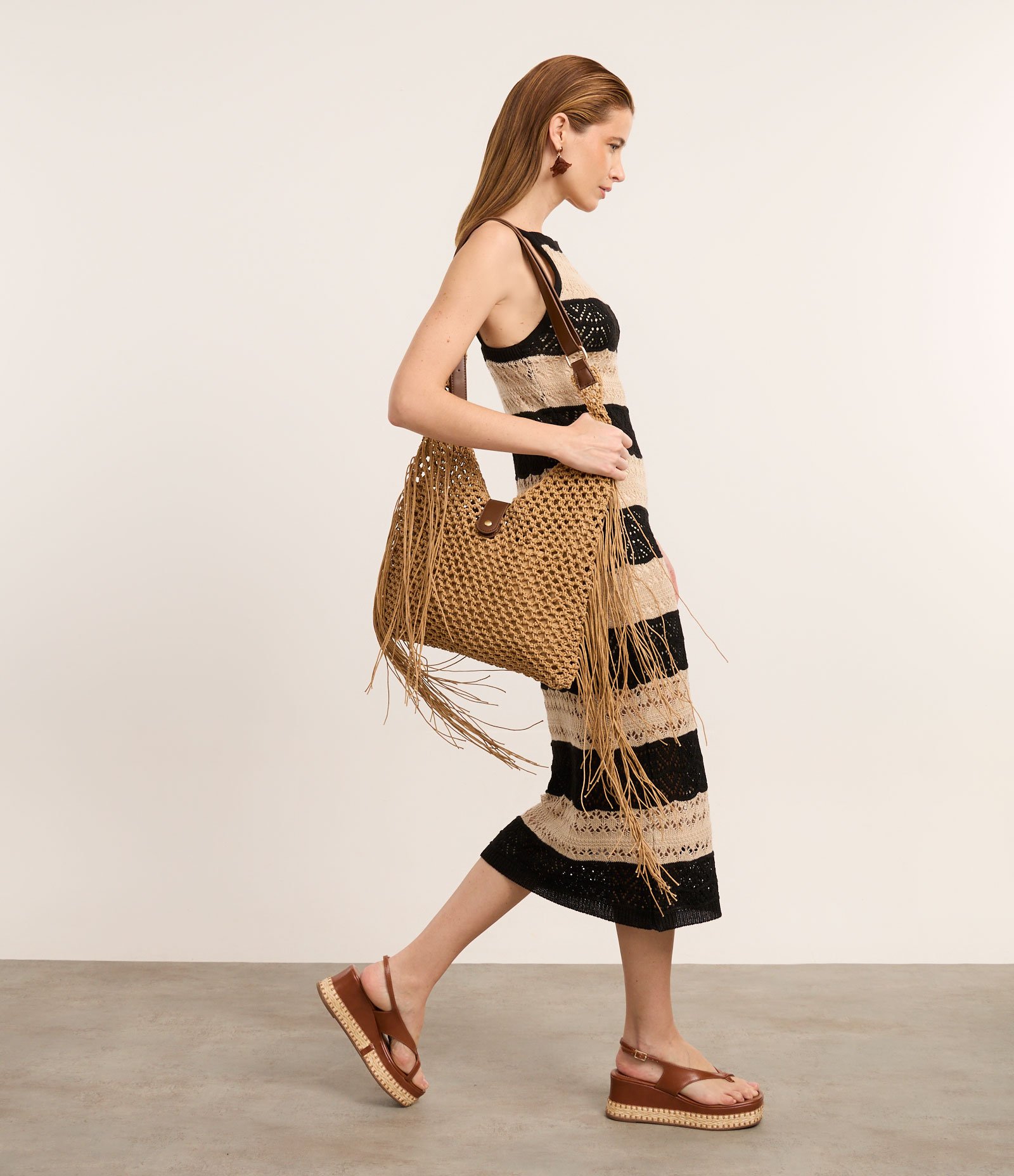 Bolsa Hobo Grande com Efeito Macramê e Alça de PU Bege 10