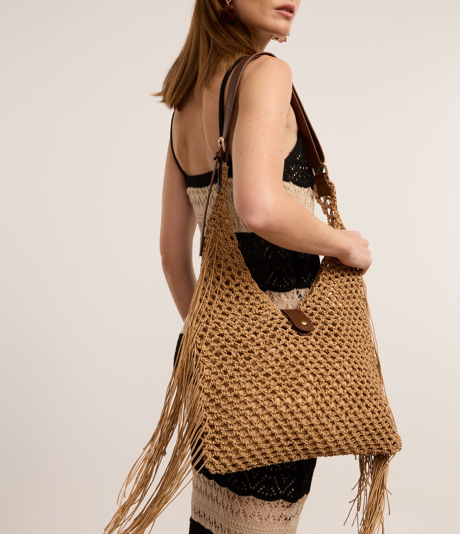 Bolsa Hobo Grande com Efeito Macramê e Alça de PU Bege 11