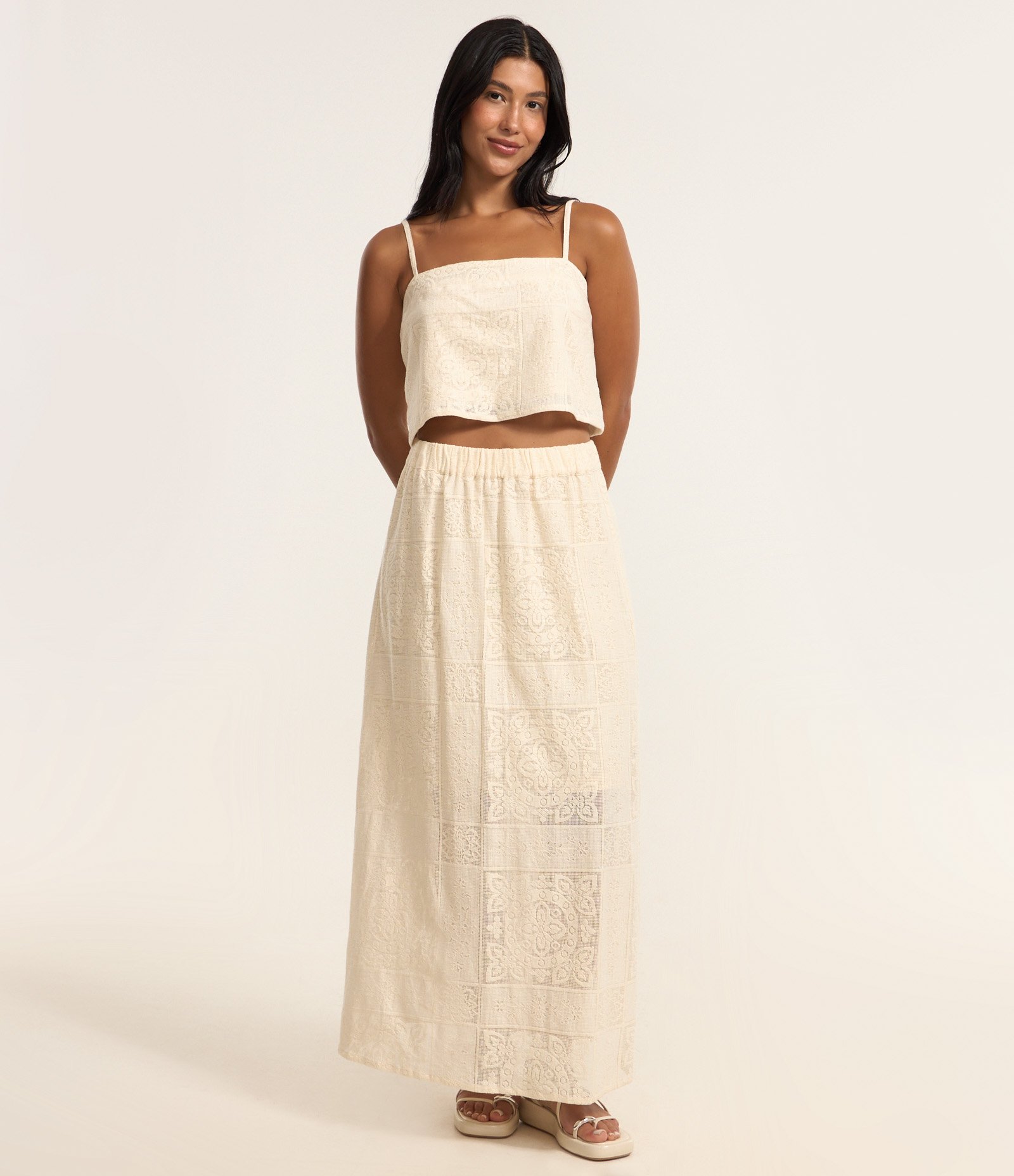 Blusa Cropped com Amarração nas Costas e Estampa Guipire Floral Bege 2