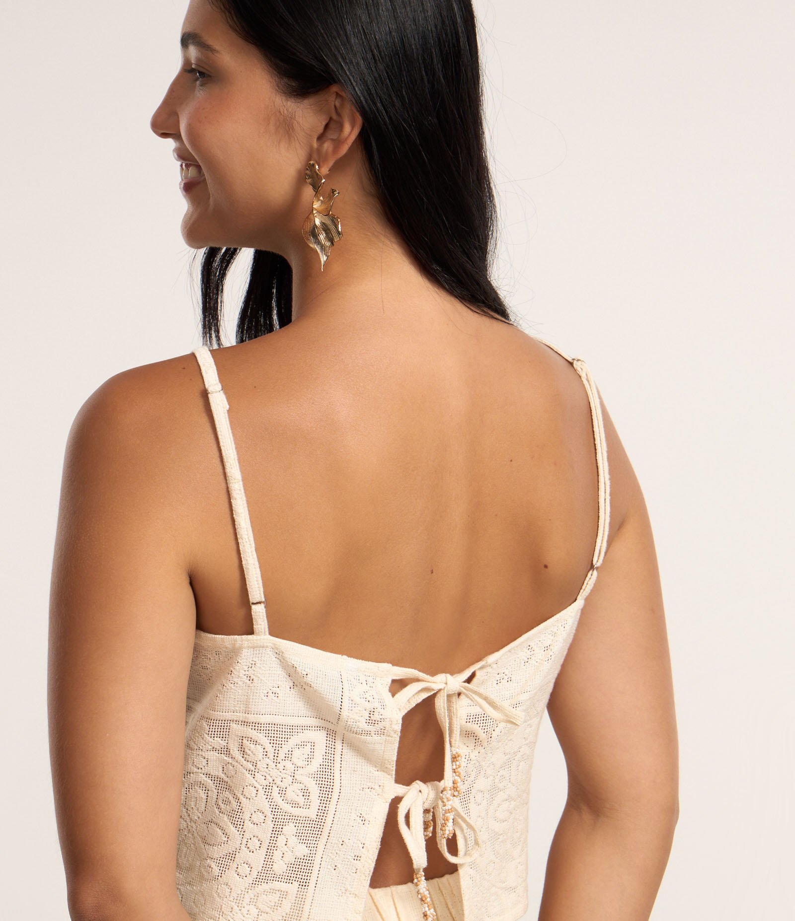 Blusa Cropped com Amarração nas Costas e Estampa Guipire Floral Bege 3