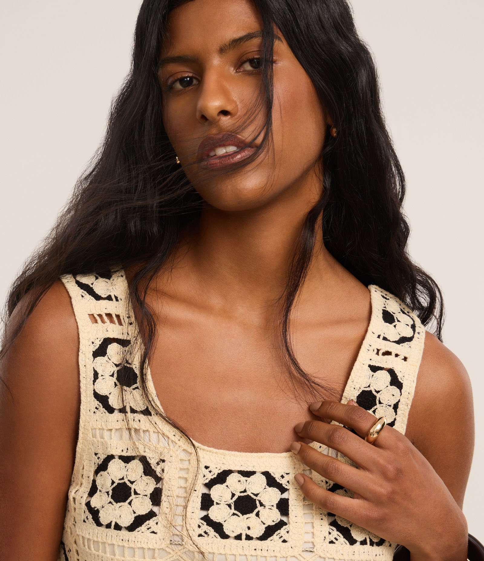 Blusa Curta em Tricô com Efeito Crochê Floral Off White 3