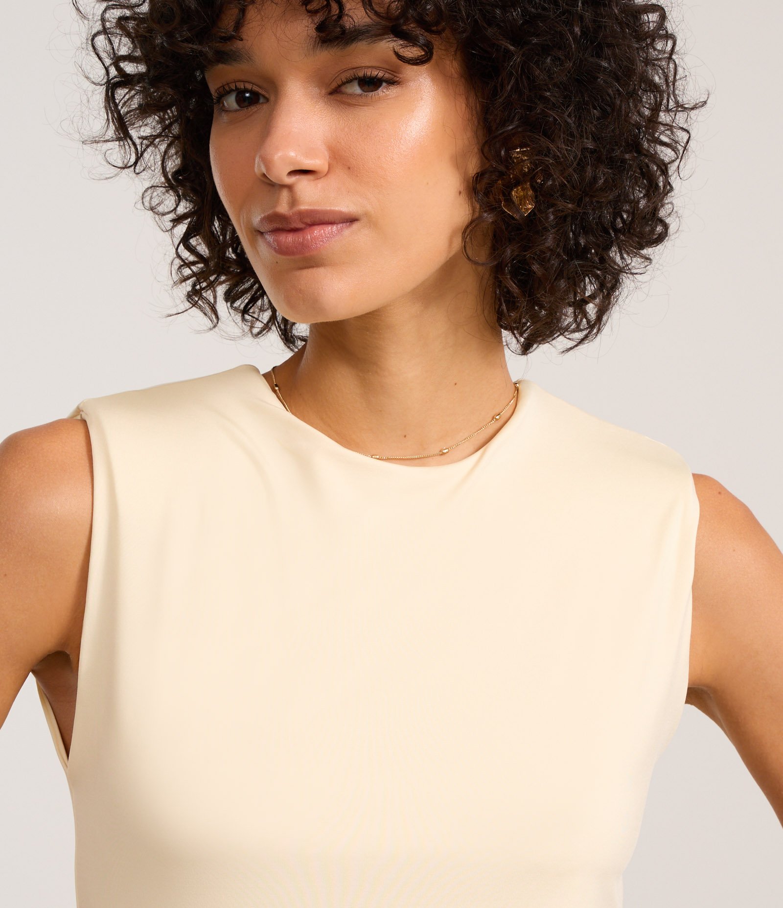 Blusa em Microfibra sem Manga com Ombreira Bege 3