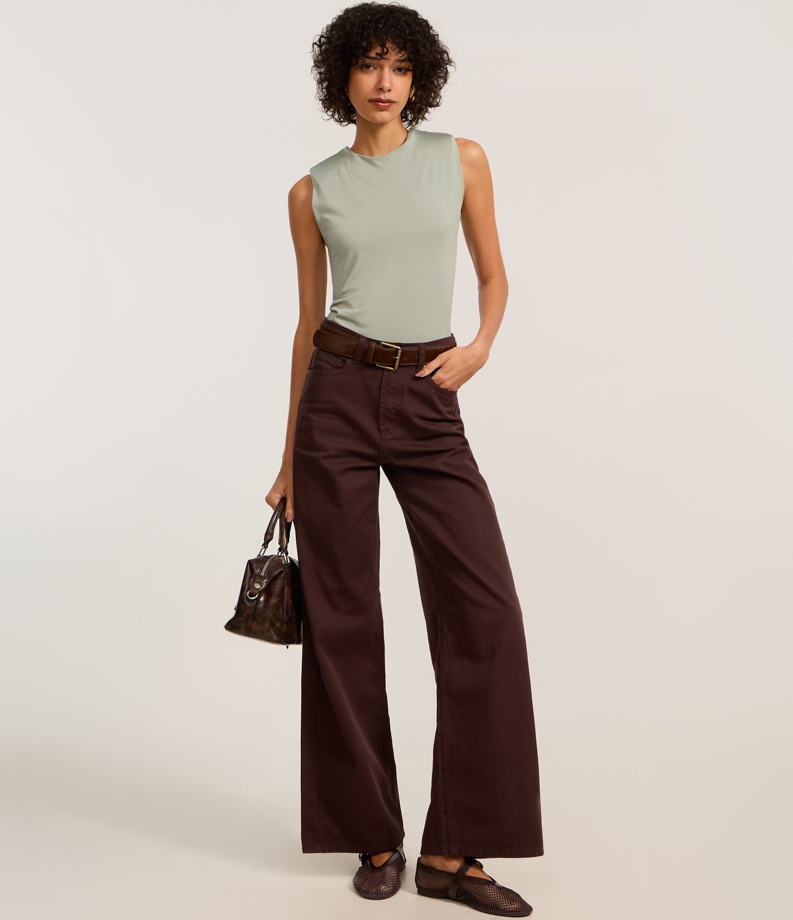 Blusa em Microfibra sem Manga com Ombreira Verde 2