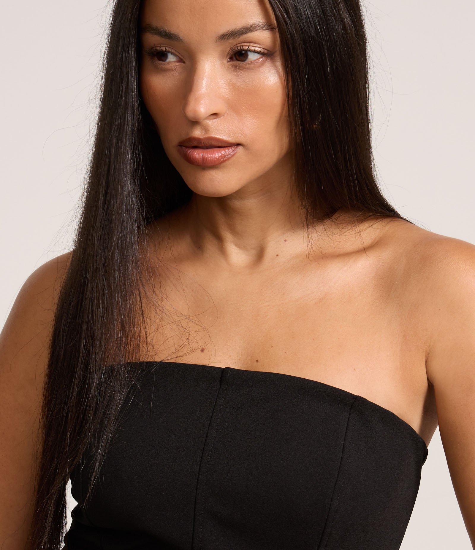 Blusa em Crepe Tomara que Caia com Recortes Frontais Preto 1