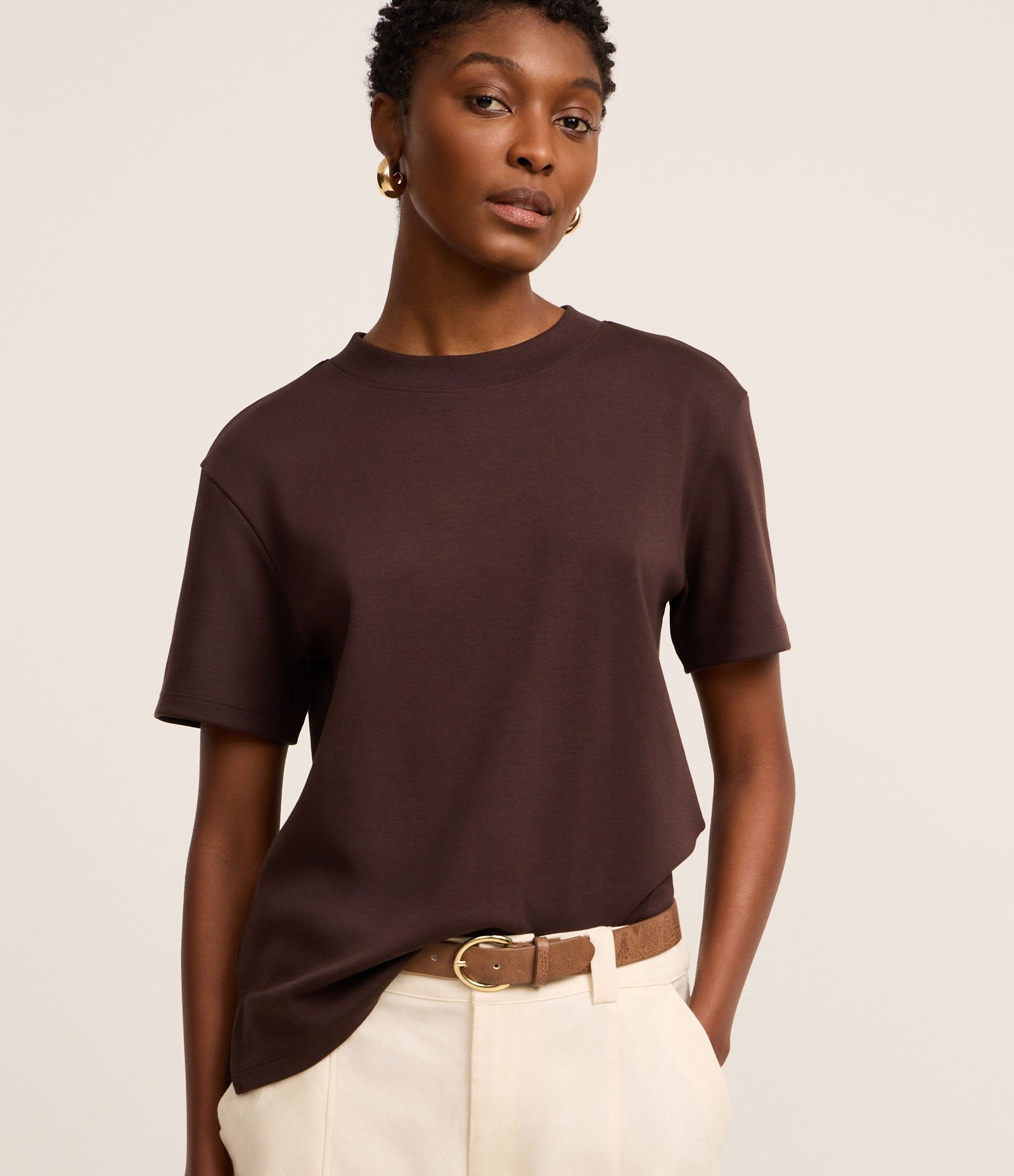 Blusa em Algodão Peruano Interlock com Gola Redonda Marrom 1