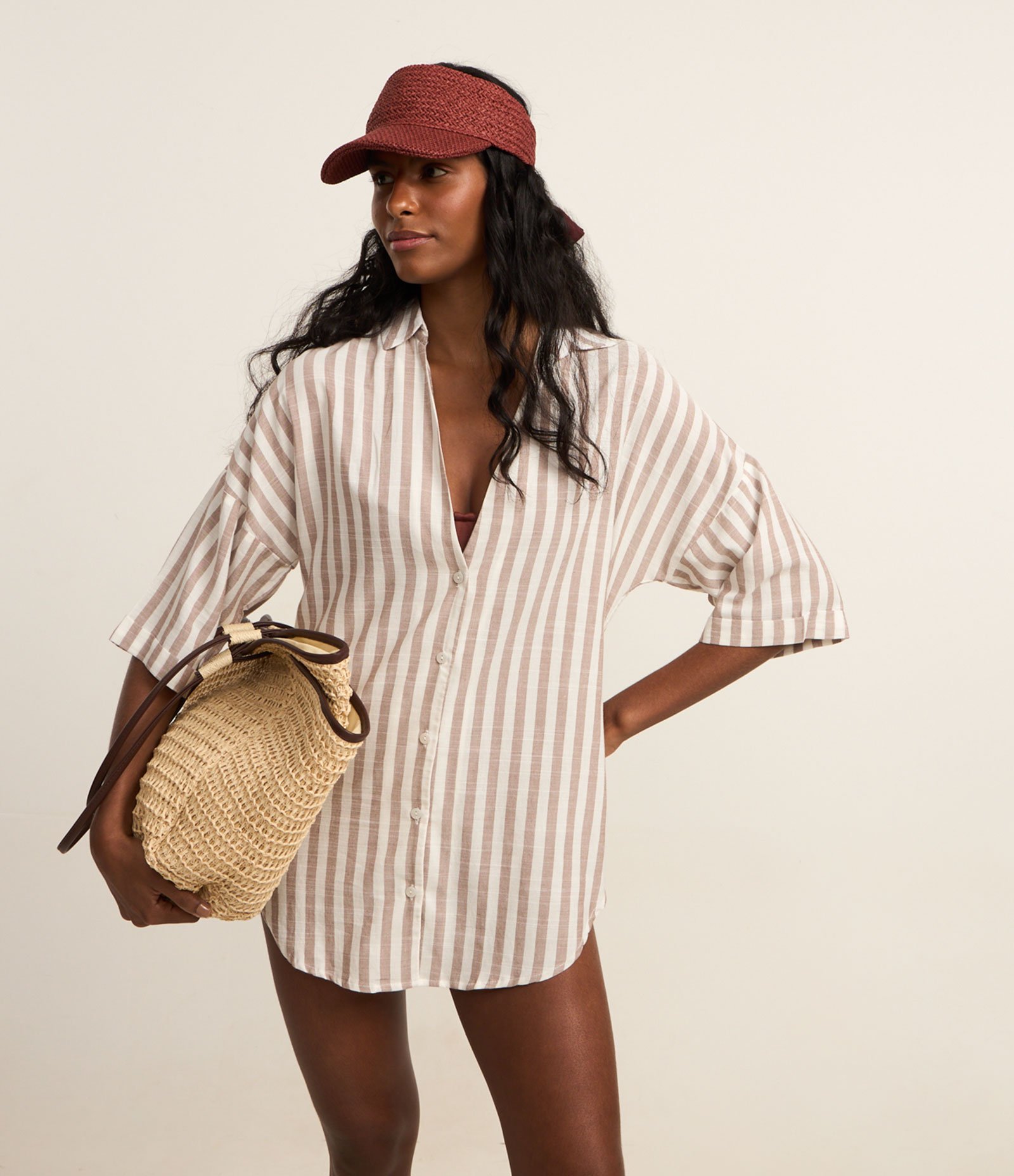 Saída de Praia Camisa em Viscose com Estampa Listrada e Gola V Marrom Claro 2