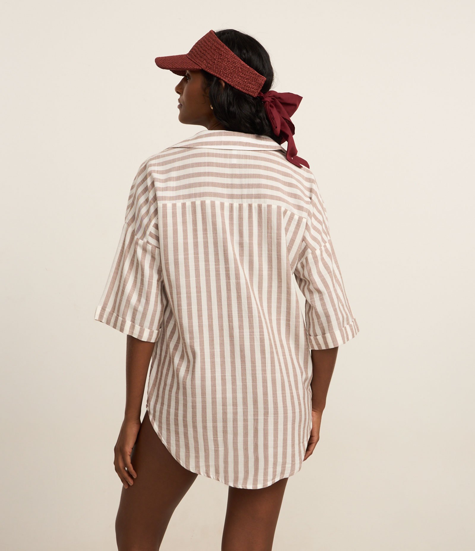 Saída de Praia Camisa em Viscose com Estampa Listrada e Gola V Marrom Claro 3
