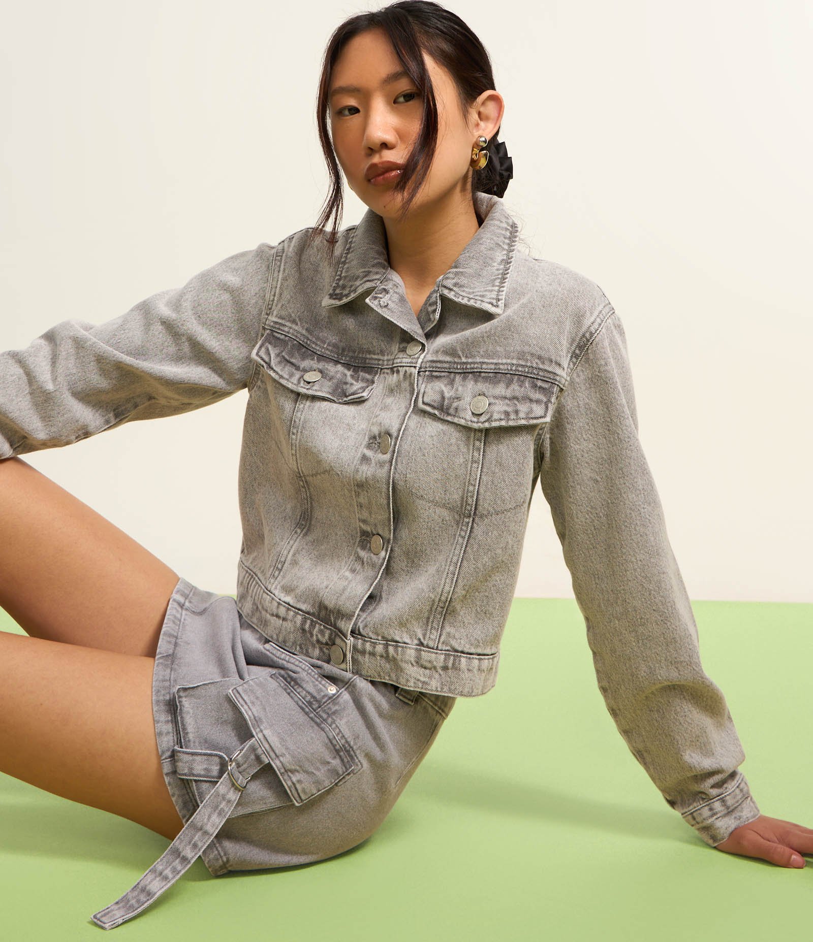 Jaqueta Regular em Jeans com Botões Cinza 4