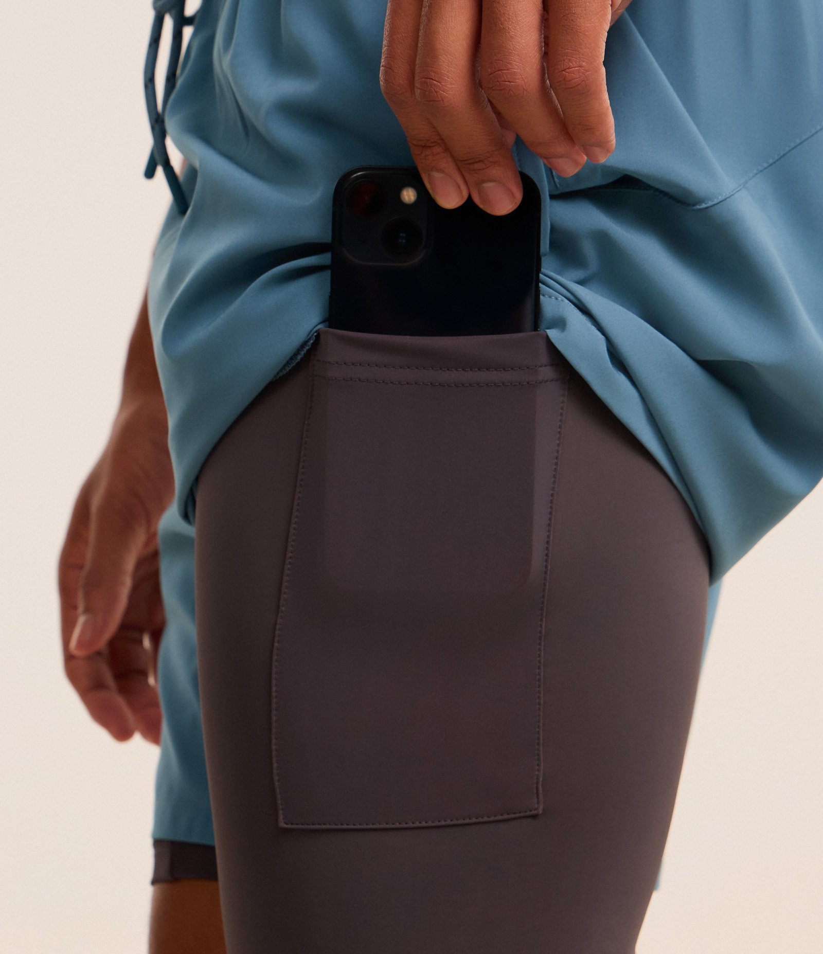 Bermuda Esportiva com Short de Compressão e Bolso Funcional Azul 2