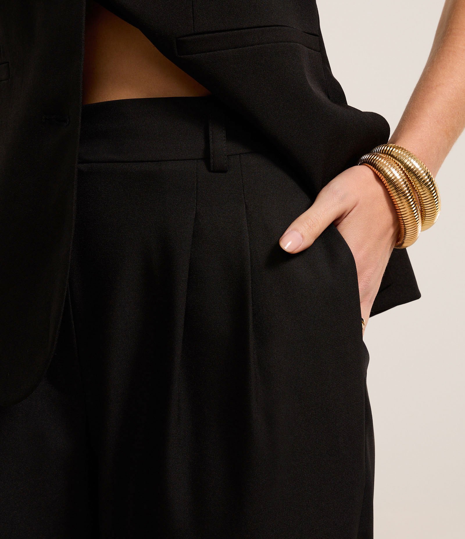 Calça Reta Alfaiatada com Passantes e Pregas Preto 4