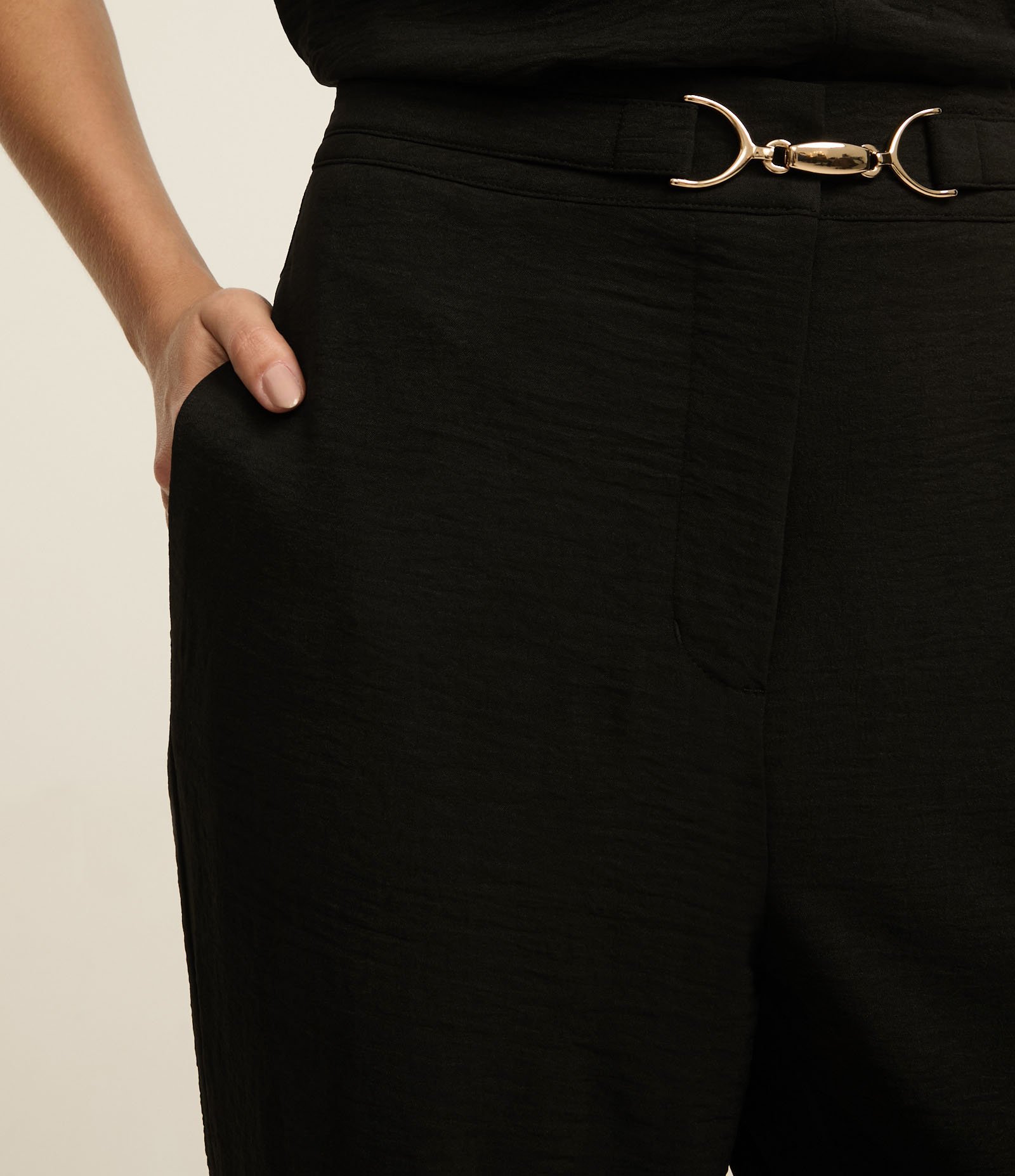 Calça Cenoura Airflow com Cós Elástico e Aviamento Metalizado Preto 4