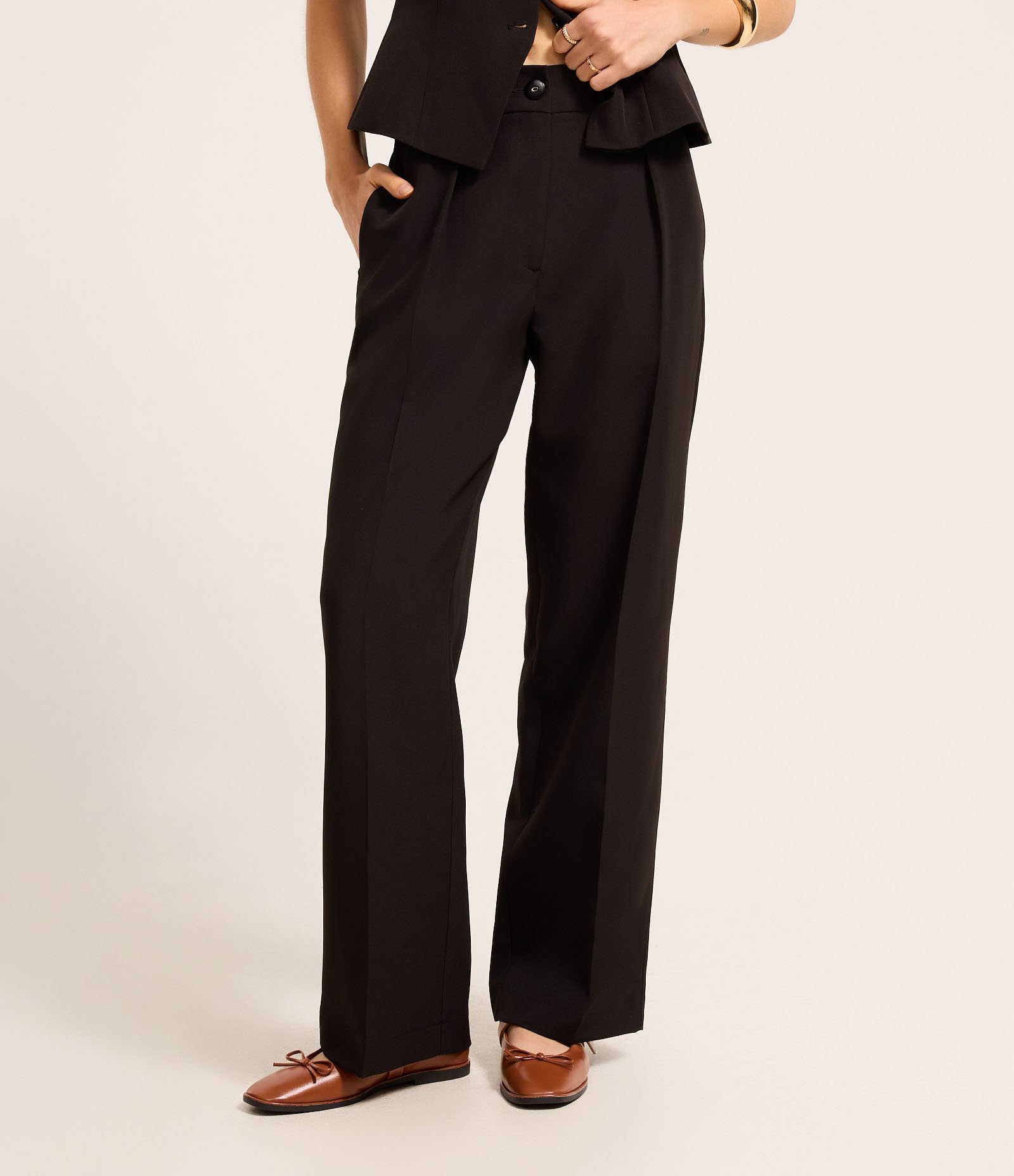 Calça Reta Alfaiatada com Passantes e Pregas Preto 3