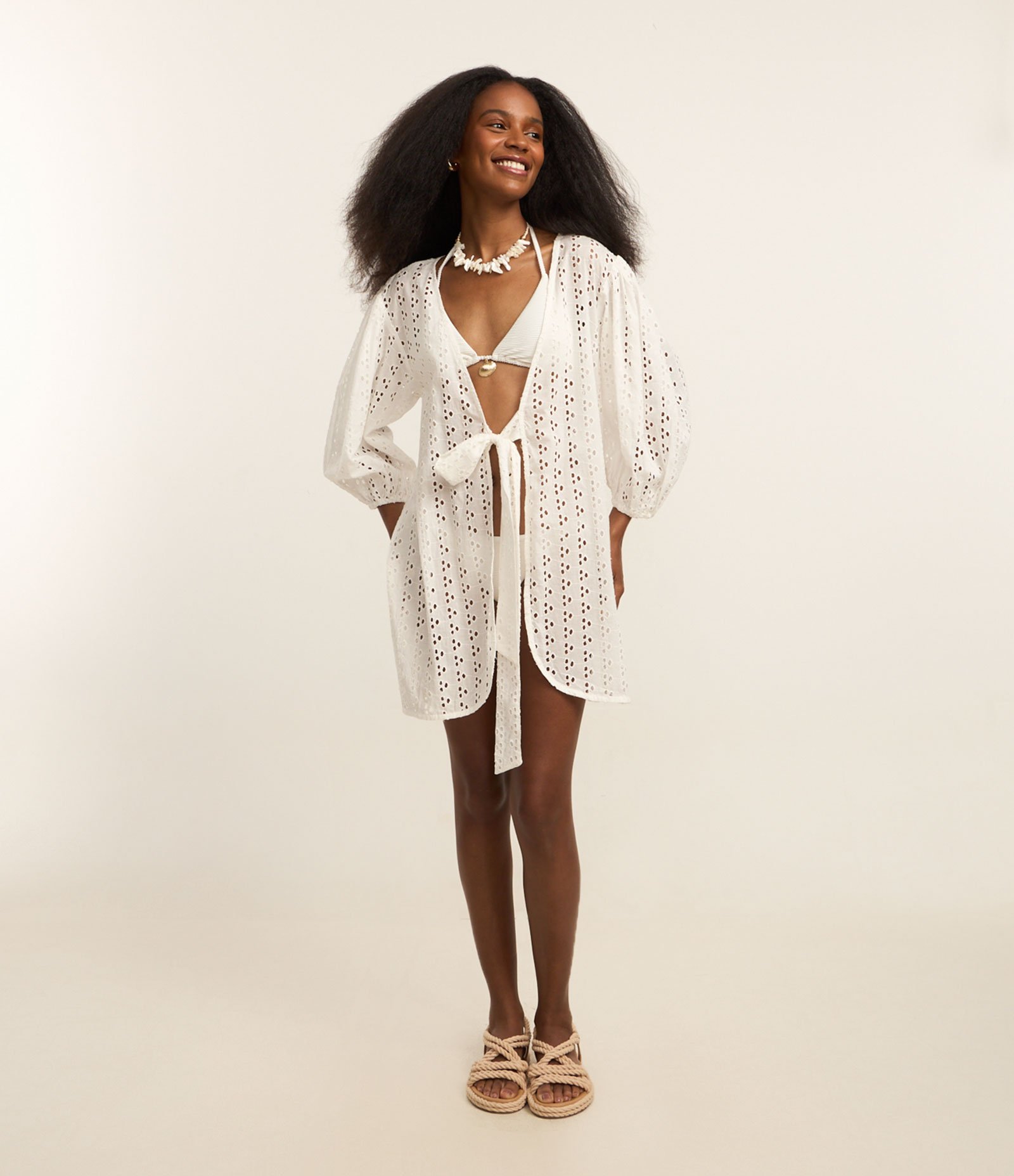 Saída de Praia Bata em Laise com Manga Bufante e Laço Frontal Branco 1