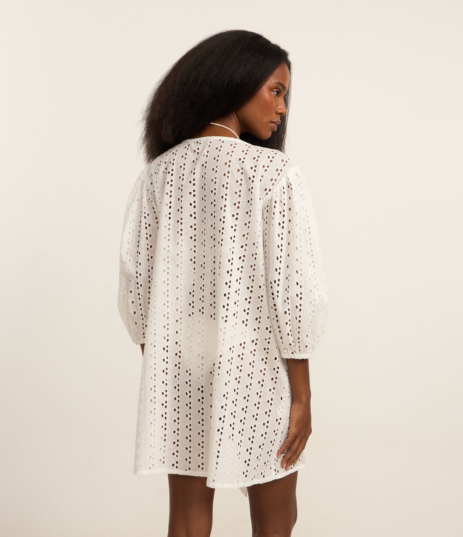 Saída de Praia Bata em Laise com Manga Bufante e Laço Frontal Branco 4