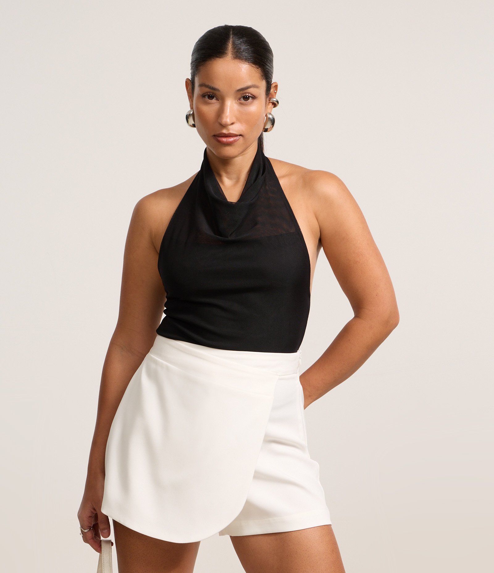 Blusa em Tule Frente Única com Decote Degagê Preto 1