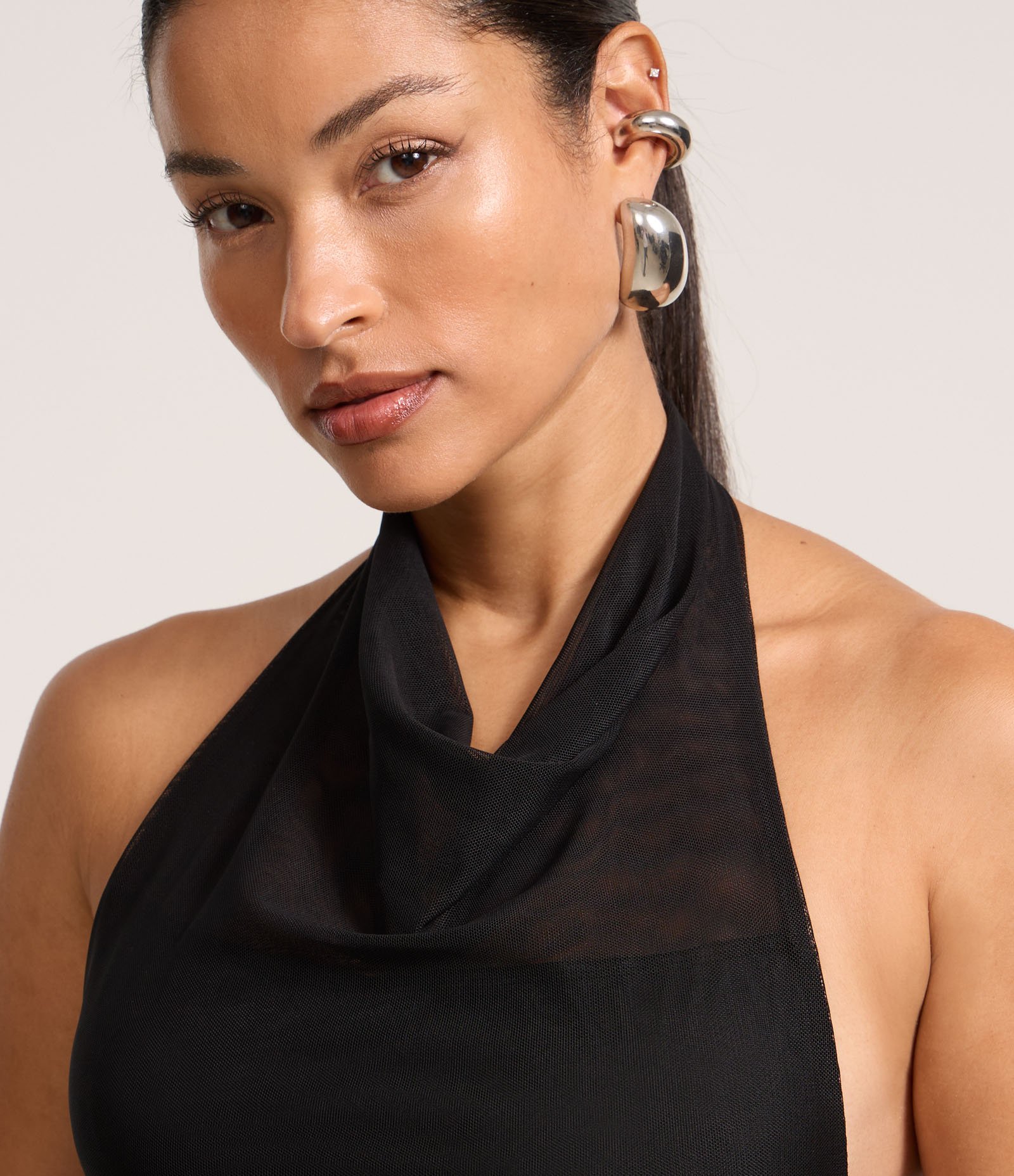 Blusa em Tule Frente Única com Decote Degagê Preto 3