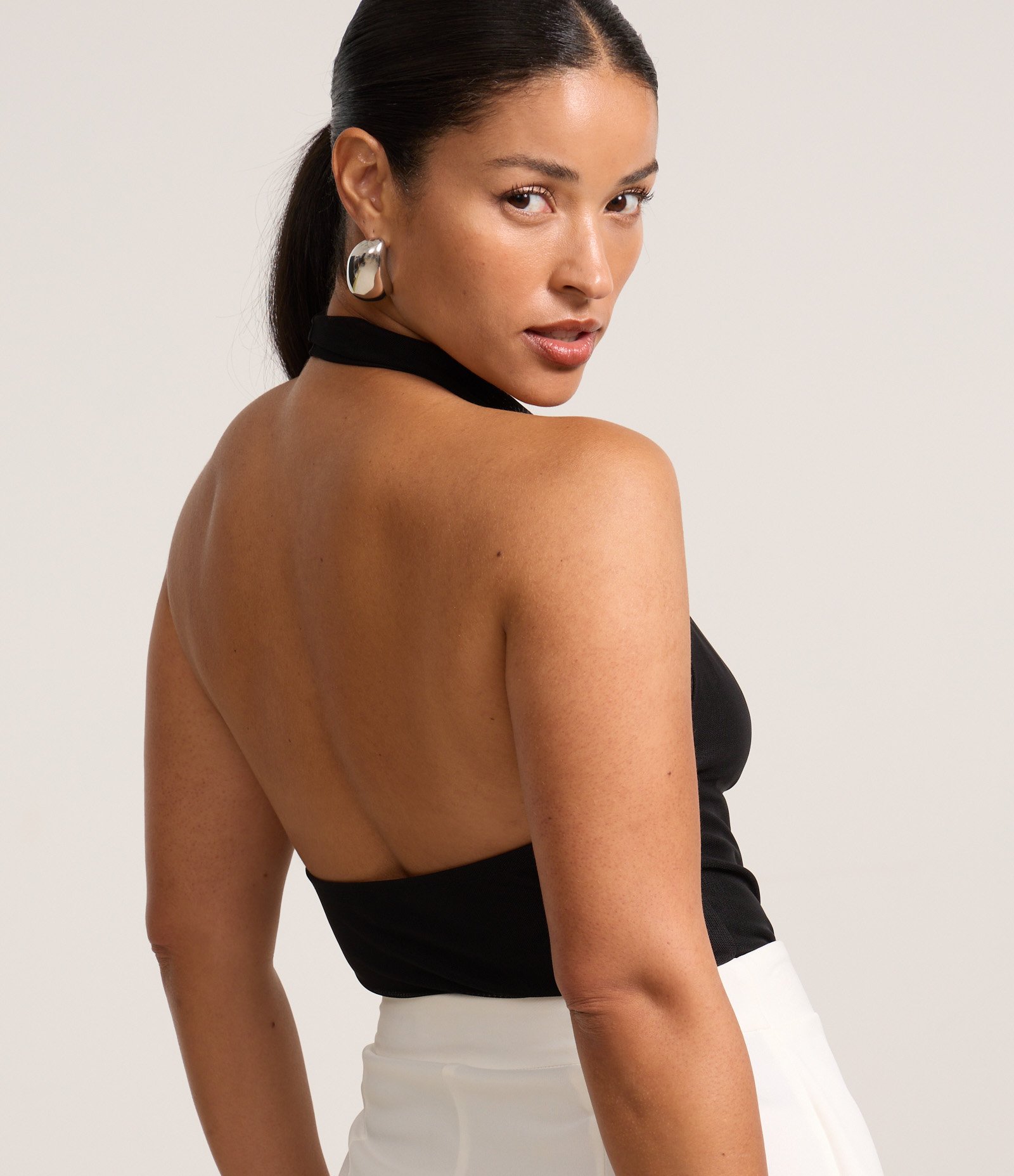 Blusa em Tule Frente Única com Decote Degagê Preto 4